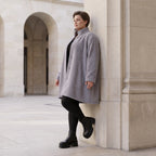 Graue Teddyjacke in A-Linie mit Stehkragen Knopfleiste Kellerfalte und Taschen warm
