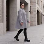 Graue Teddyjacke in A-Linie mit Stehkragen Knopfleiste Kellerfalte und Taschen warm