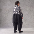 Winterjacke in Schwarz/Beige aus weichem Suedematerial in A-Form mit Kragen und Taschen