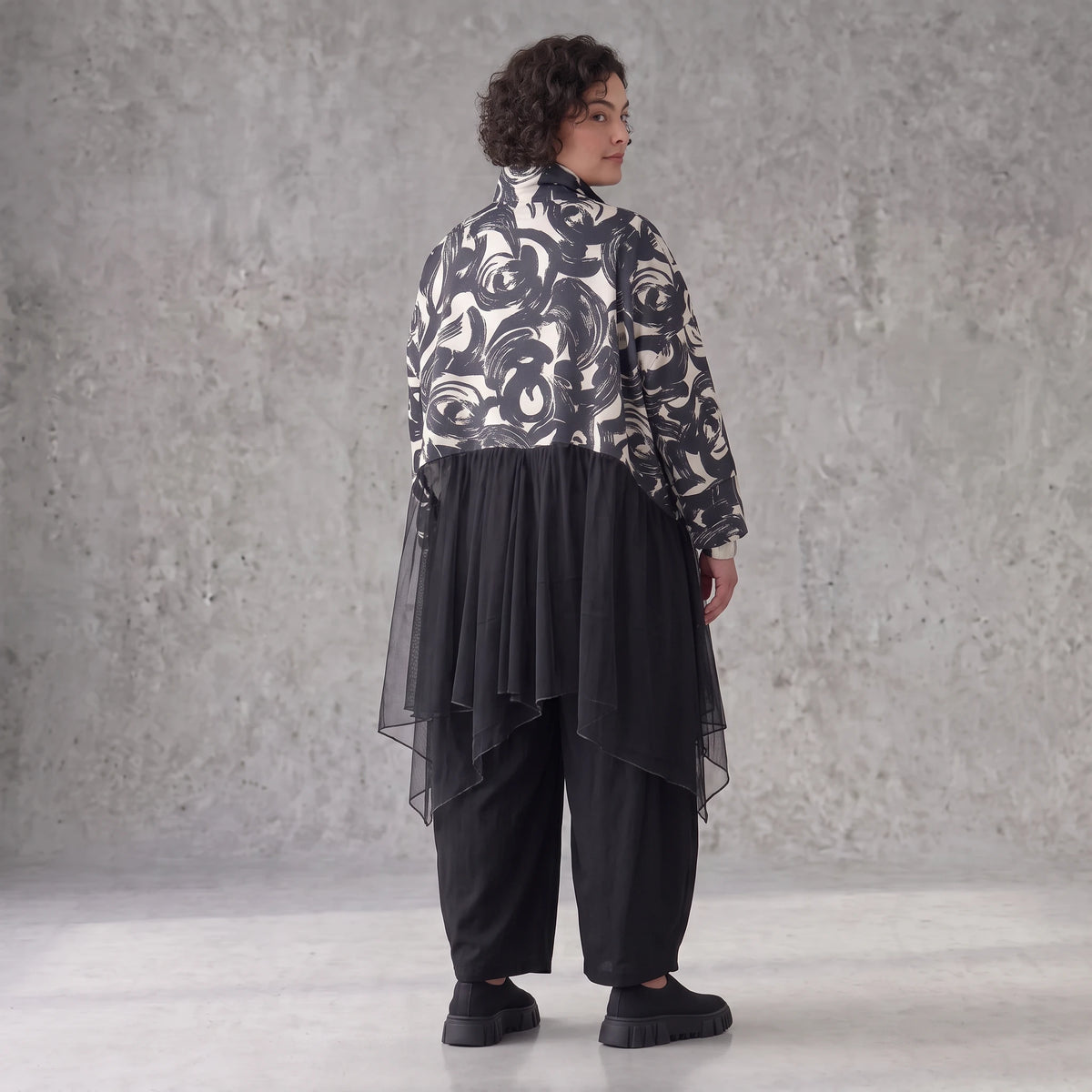 Winterjacke in Schwarz/Beige aus weichem Suedematerial in A-Form mit Kragen und Taschen