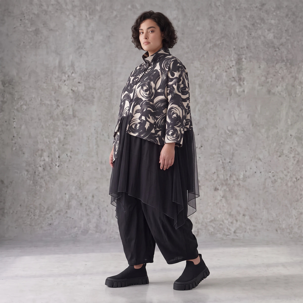 Winterjacke in Schwarz/Beige aus weichem Suedematerial in A-Form mit Kragen und Taschen