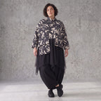 Winterjacke in Schwarz/Beige aus weichem Suedematerial in A-Form mit Kragen und Taschen