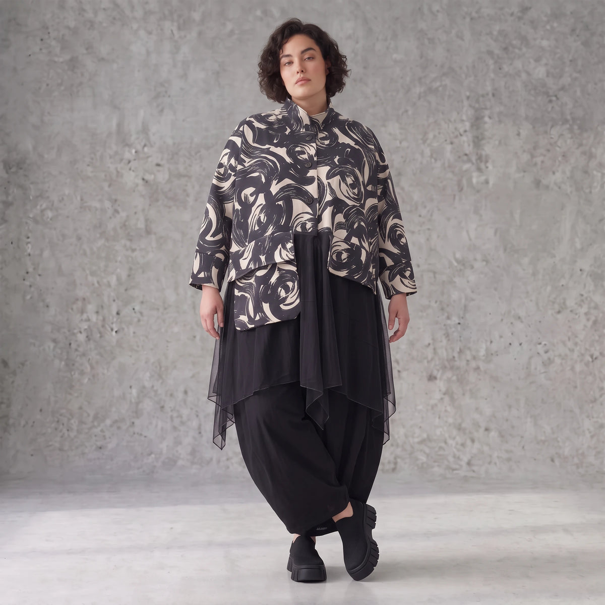 Winterjacke in Schwarz/Beige aus weichem Suedematerial in A-Form mit Kragen und Taschen