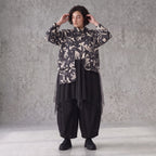 Winterjacke in Schwarz/Beige aus weichem Suedematerial in A-Form mit Kragen und Taschen