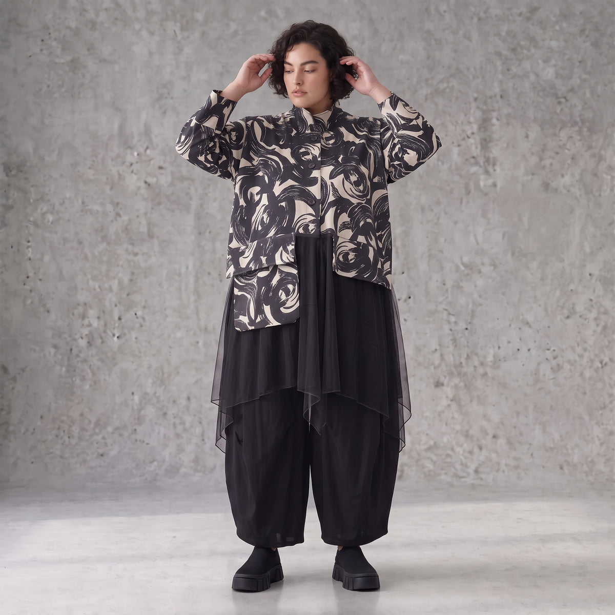 Winterjacke in Schwarz/Beige aus weichem Suedematerial in A-Form mit Kragen und Taschen