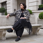 Winterjacke in Schwarz/Beige aus weichem Suedematerial in A-Form mit Kragen und Taschen