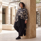 Winterjacke in Schwarz/Beige aus weichem Suedematerial in A-Form mit Kragen und Taschen