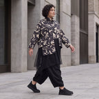 Winterjacke in Schwarz/Beige aus weichem Suedematerial in A-Form mit Kragen und Taschen