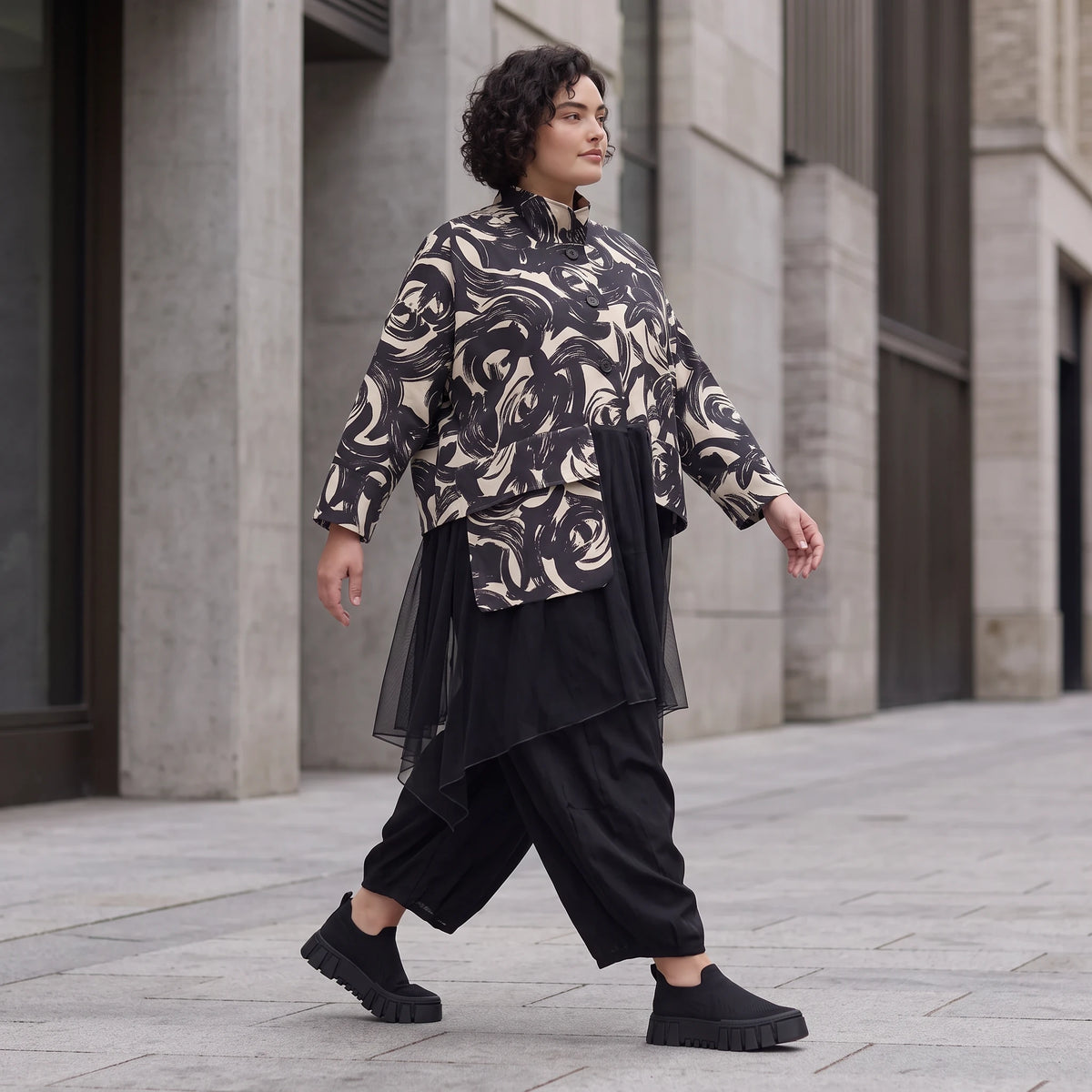 Winterjacke in Schwarz/Beige aus weichem Suedematerial in A-Form mit Kragen und Taschen
