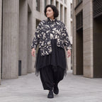 Winterjacke in Schwarz/Beige aus weichem Suedematerial in A-Form mit Kragen und Taschen