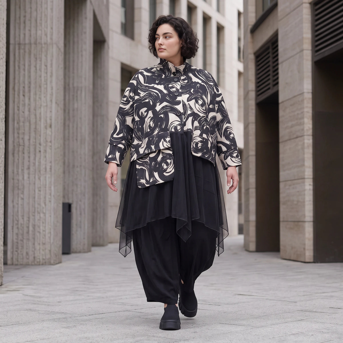 Winterjacke in Schwarz/Beige aus weichem Suedematerial in A-Form mit Kragen und Taschen