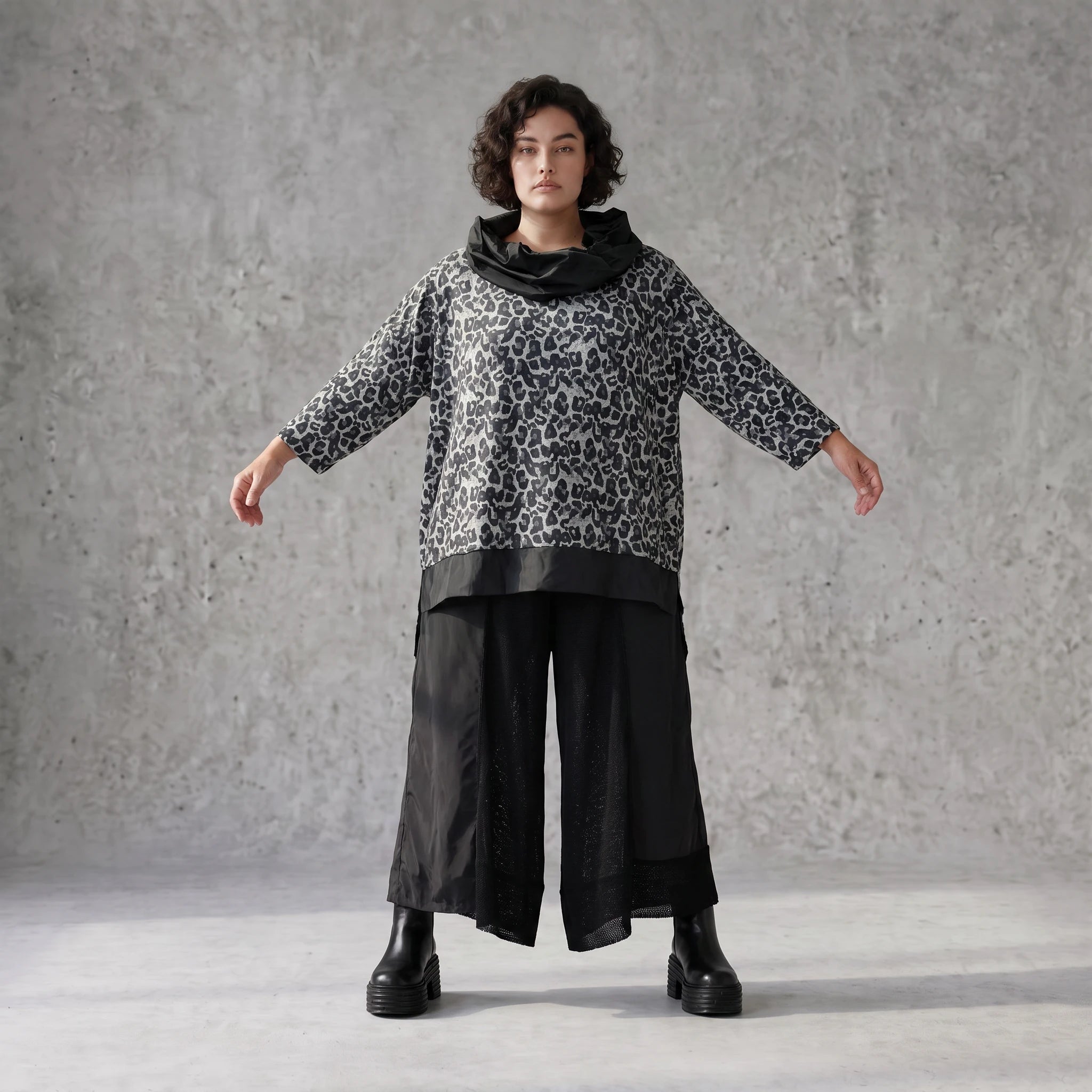 Damen Shirt Avantgarde Viskose Schwarz/Grau, asymmetrisch, Langarm, Rollkragen, Oversize große Größen – AKH Premium