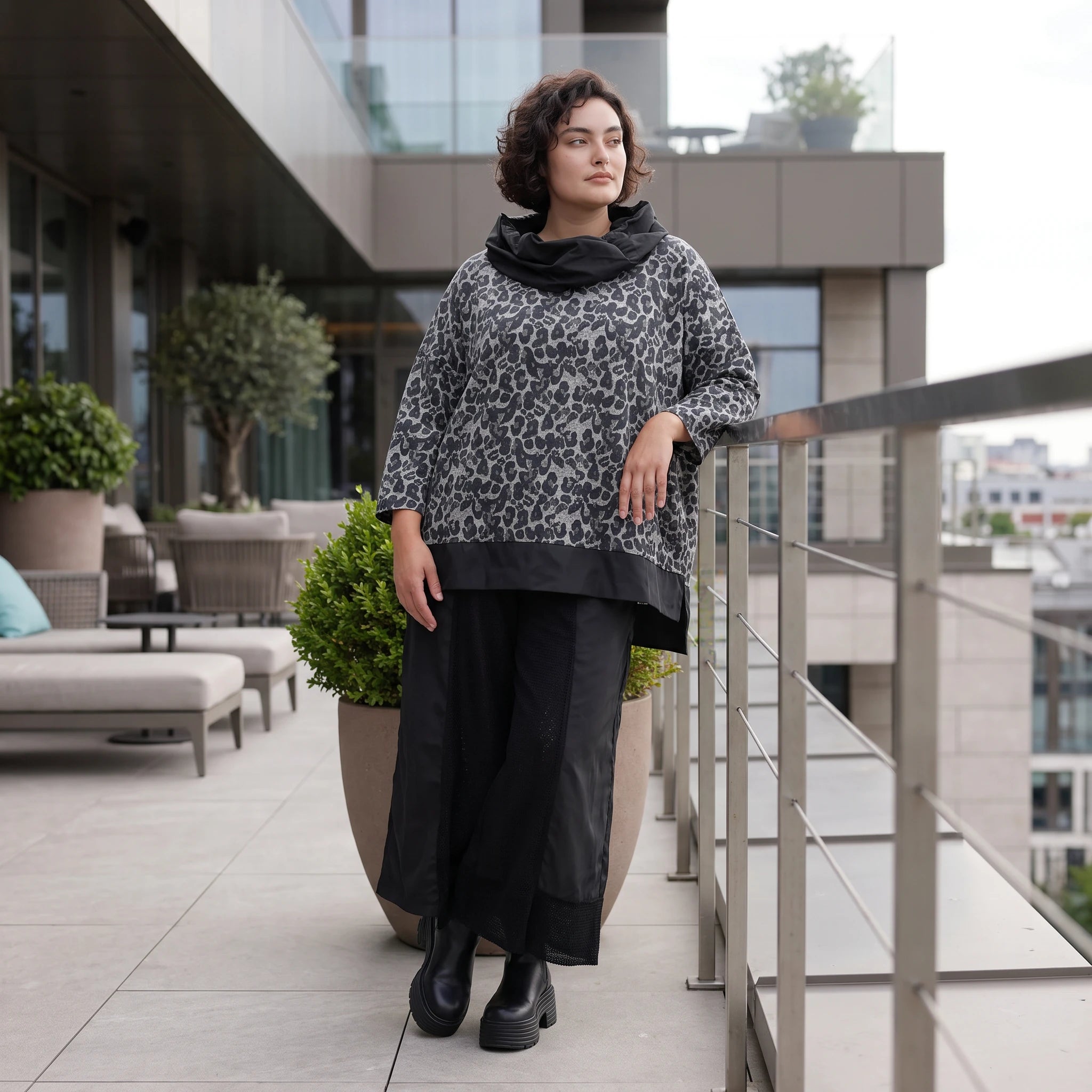 Damen Shirt Avantgarde Viskose Schwarz/Grau, asymmetrisch, Langarm, Rollkragen, Oversize große Größen – AKH Premium