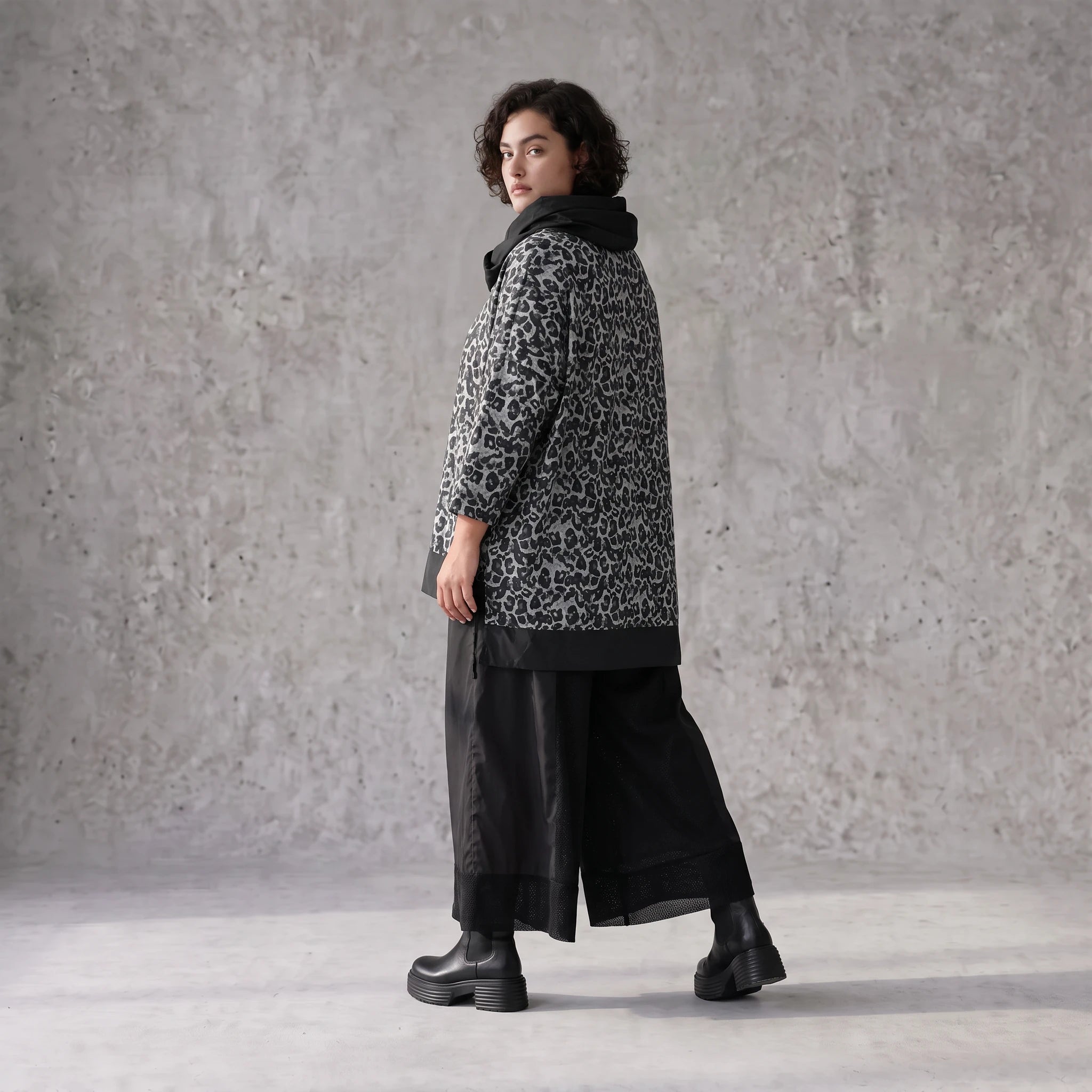 Damen Shirt Avantgarde Viskose Schwarz/Grau, asymmetrisch, Langarm, Rollkragen, Oversize große Größen – AKH Premium