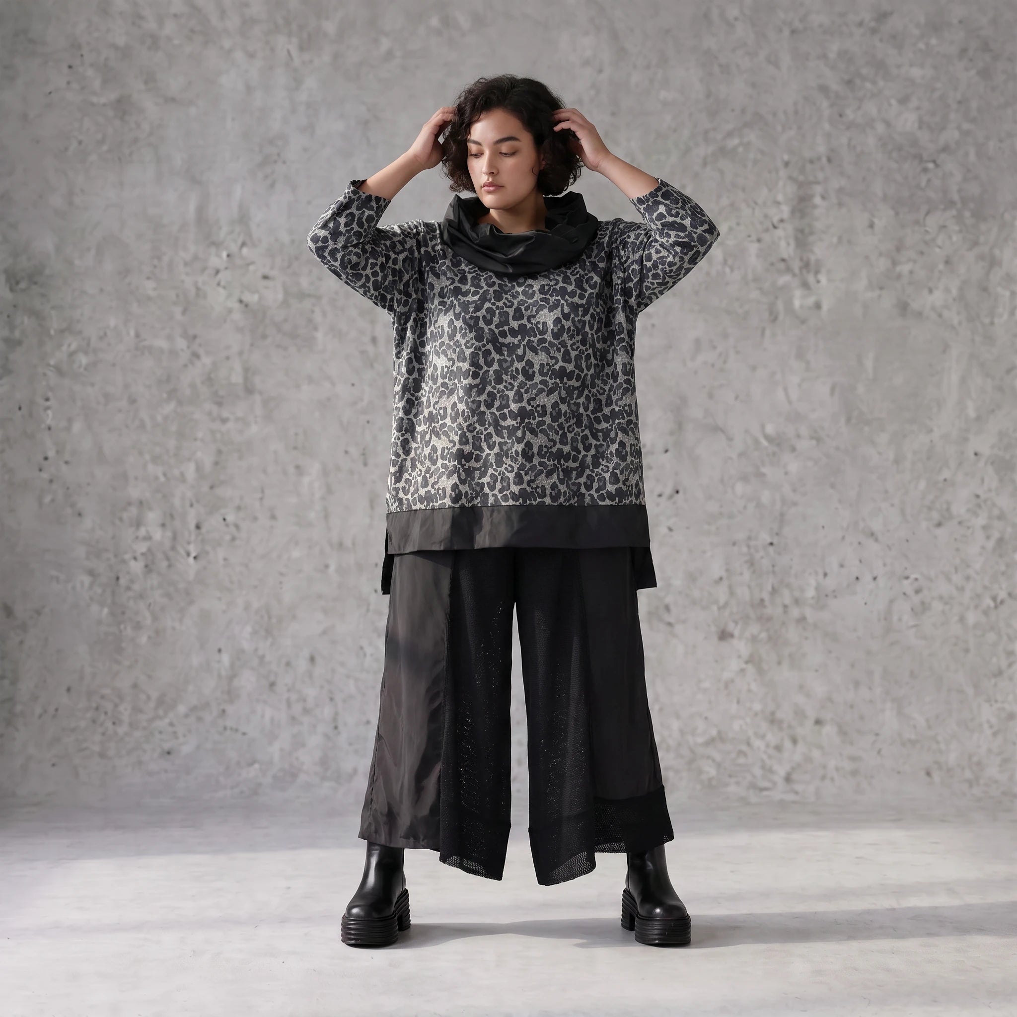 Damen Shirt Avantgarde Viskose Schwarz/Grau, asymmetrisch, Langarm, Rollkragen, Oversize große Größen – AKH Premium