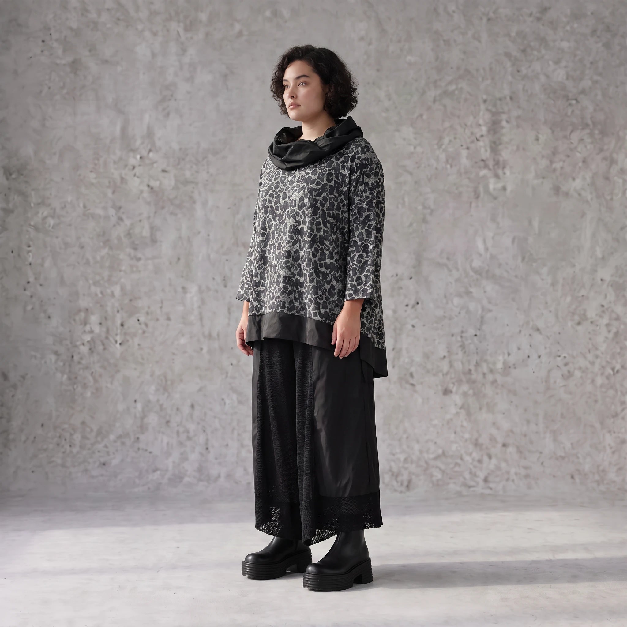 Damen Shirt Avantgarde Viskose Schwarz/Grau, asymmetrisch, Langarm, Rollkragen, Oversize große Größen – AKH Premium