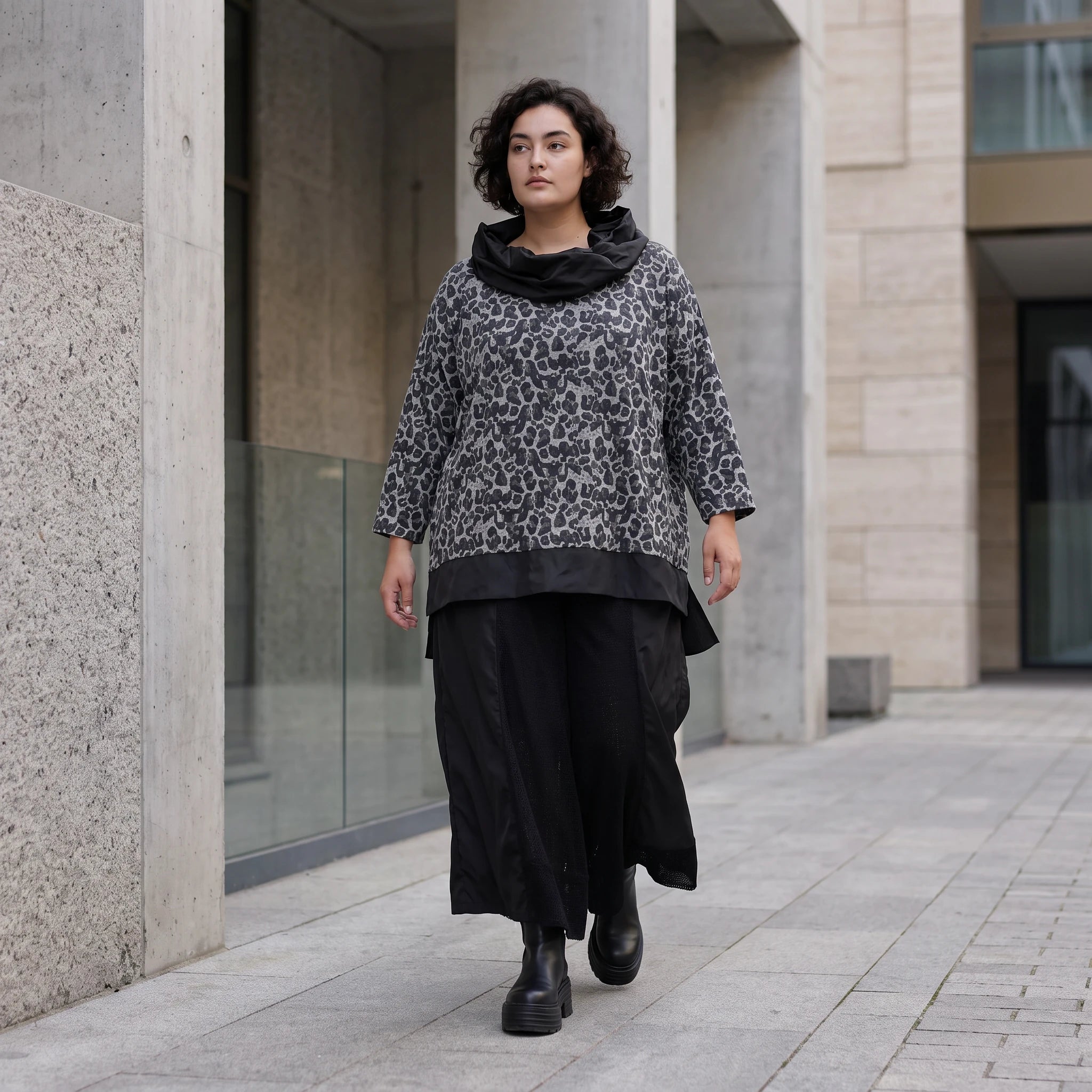 Damen Shirt Avantgarde Viskose Schwarz/Grau, asymmetrisch, Langarm, Rollkragen, Oversize große Größen – AKH Premium