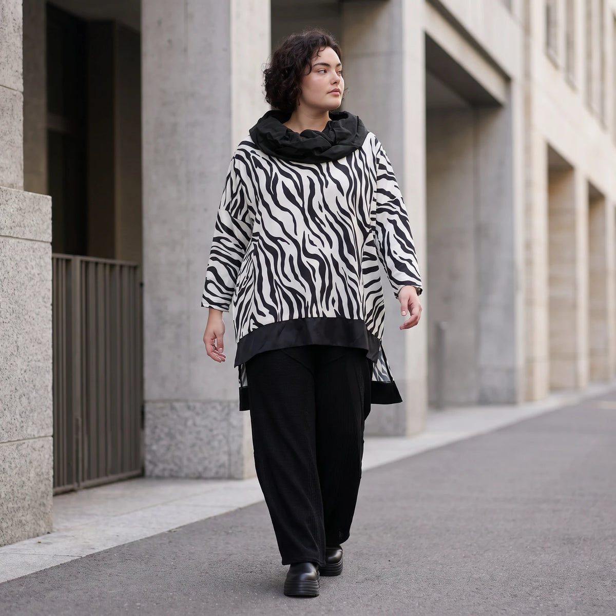 Damen Shirt Avantgarde Viskose Schwarz/Weiß, asymmetrisch, Langarm, Kapuze, Oversize große Größen – AKH Premium