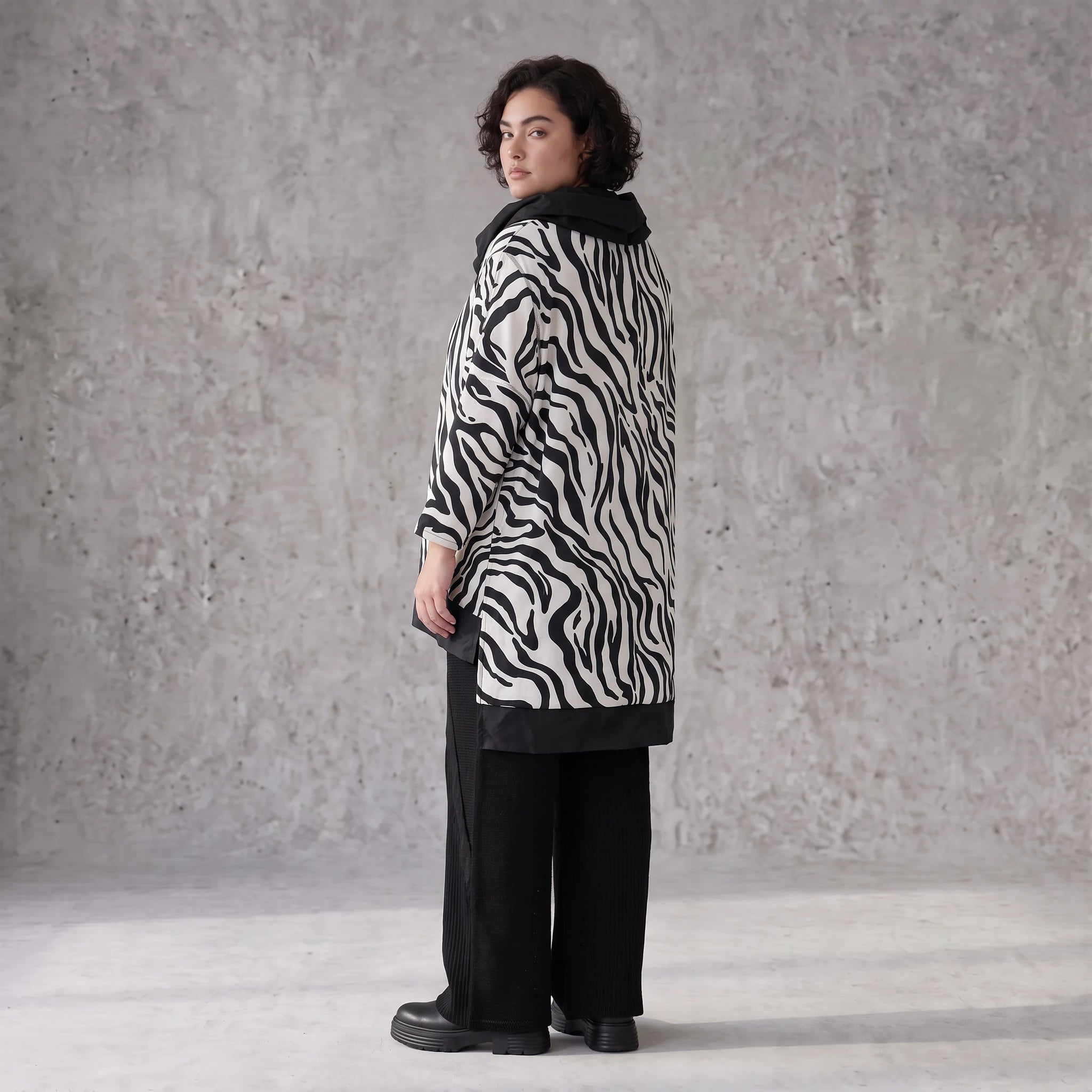 Damen Shirt Avantgarde Viskose Schwarz/Weiß, asymmetrisch, Langarm, Kapuze, Oversize große Größen – AKH Premium