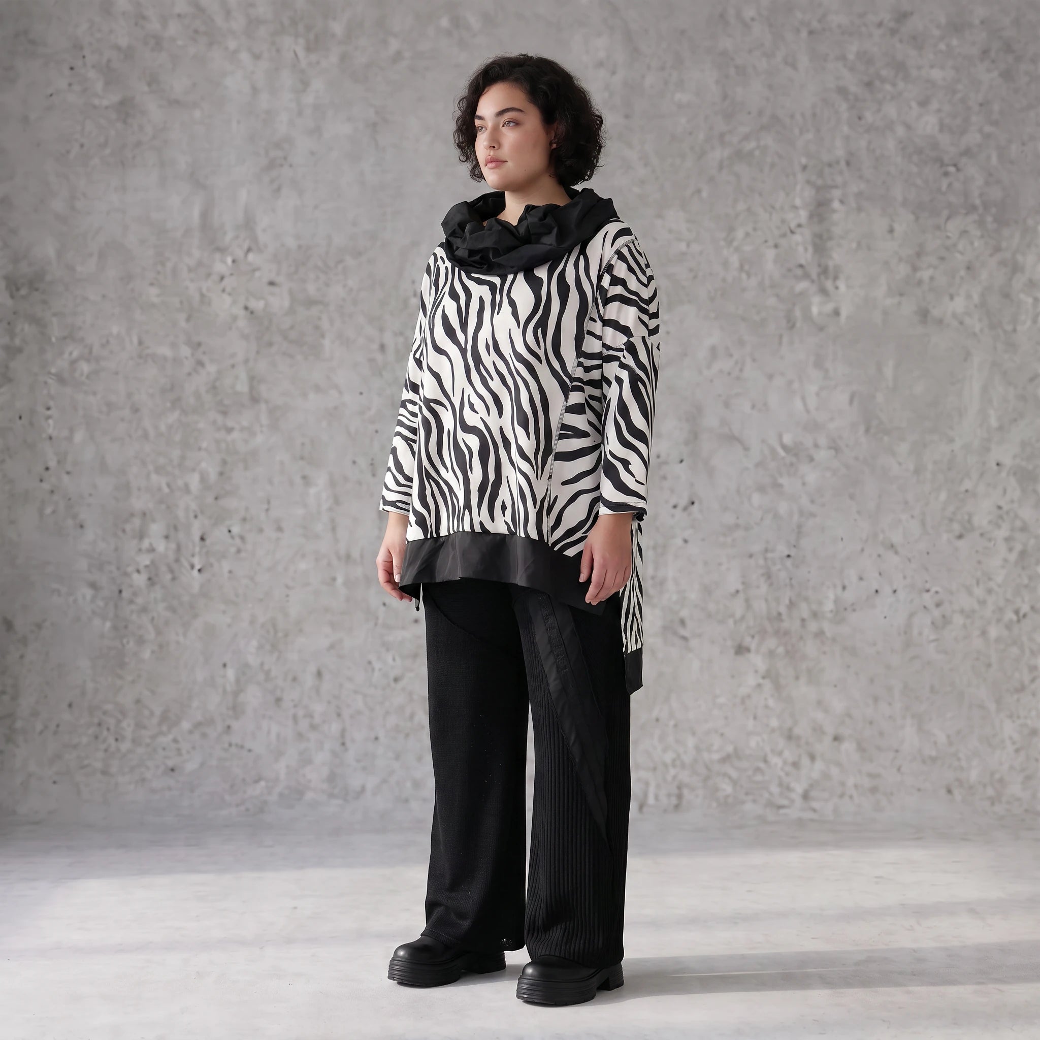 Damen Shirt Avantgarde Viskose Schwarz/Weiß, asymmetrisch, Langarm, Kapuze, Oversize große Größen – AKH Premium