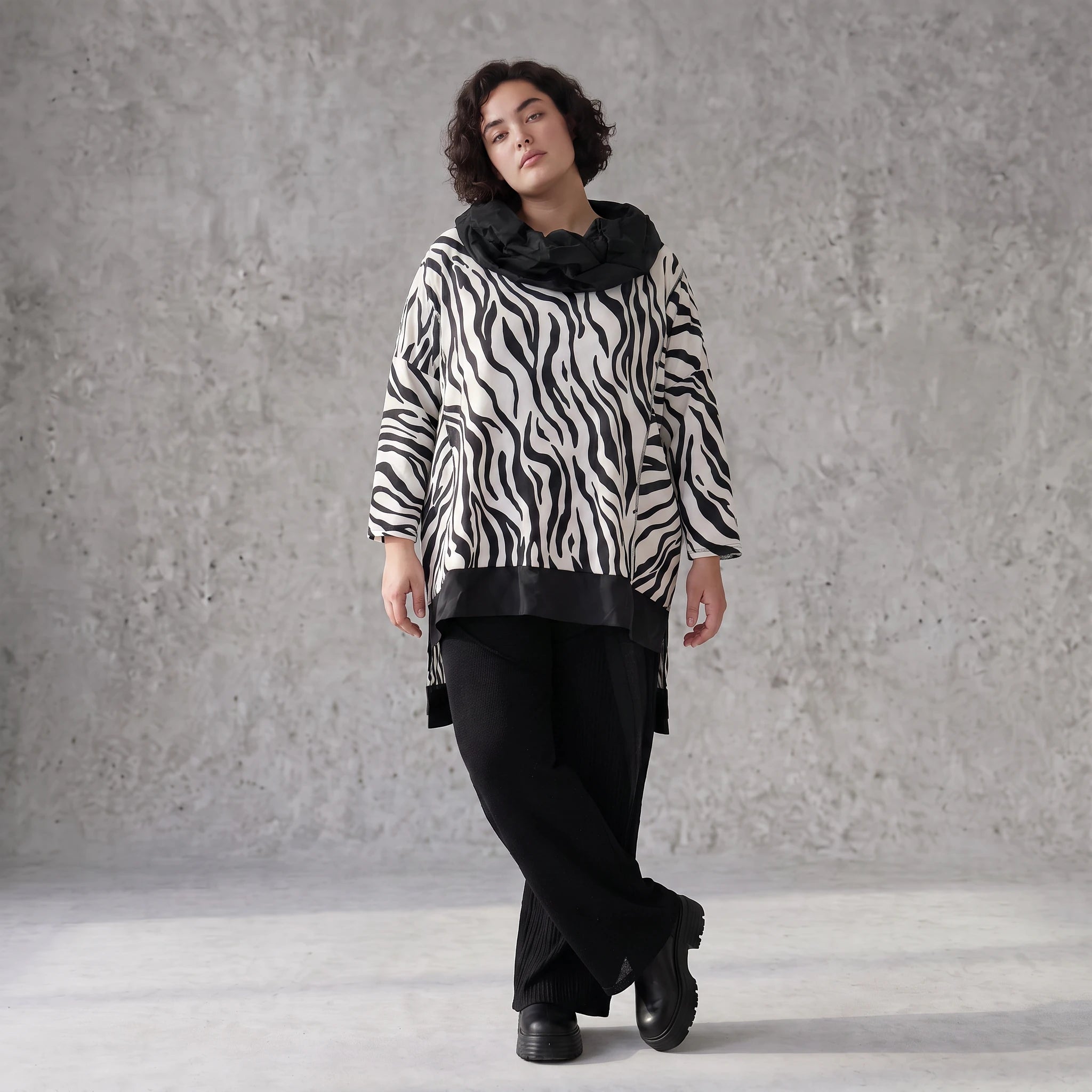 Damen Shirt Avantgarde Viskose Schwarz/Weiß, asymmetrisch, Langarm, Kapuze, Oversize große Größen – AKH Premium