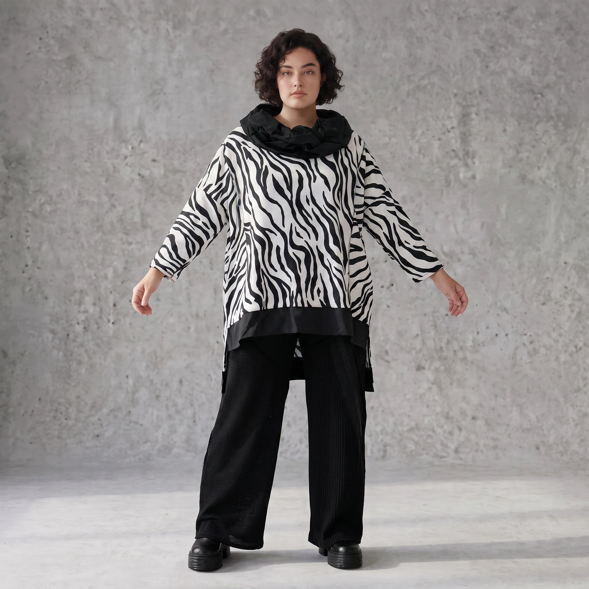 Damen Shirt Avantgarde Viskose Schwarz/Weiß, asymmetrisch, Langarm, Kapuze, Oversize große Größen – AKH Premium