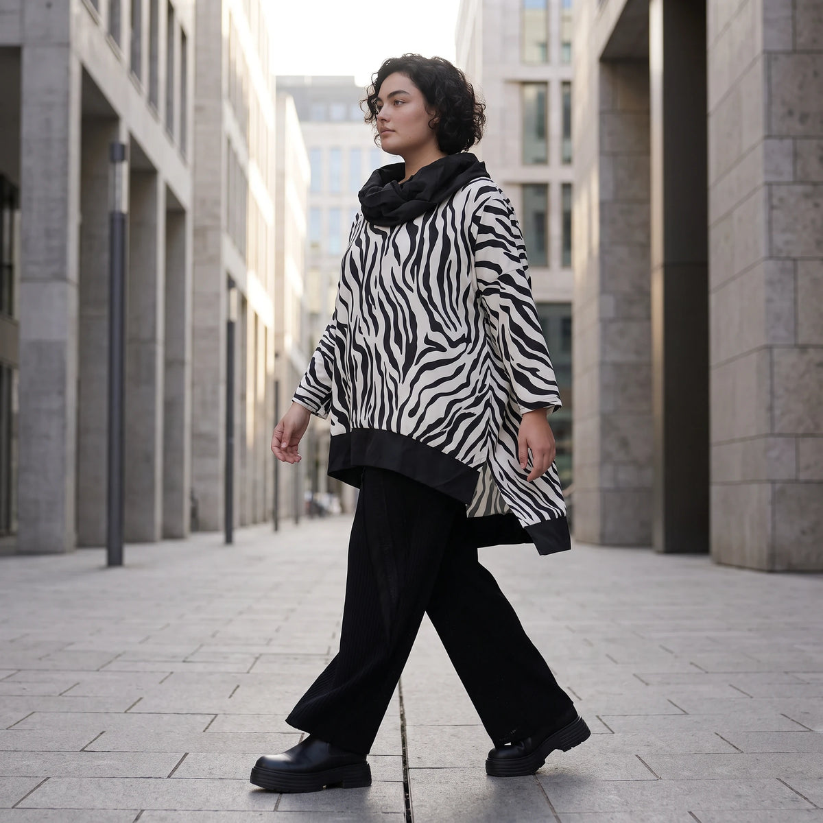 Damen Shirt Avantgarde Viskose Schwarz/Weiß, asymmetrisch, Langarm, Kapuze, Oversize große Größen – AKH Premium