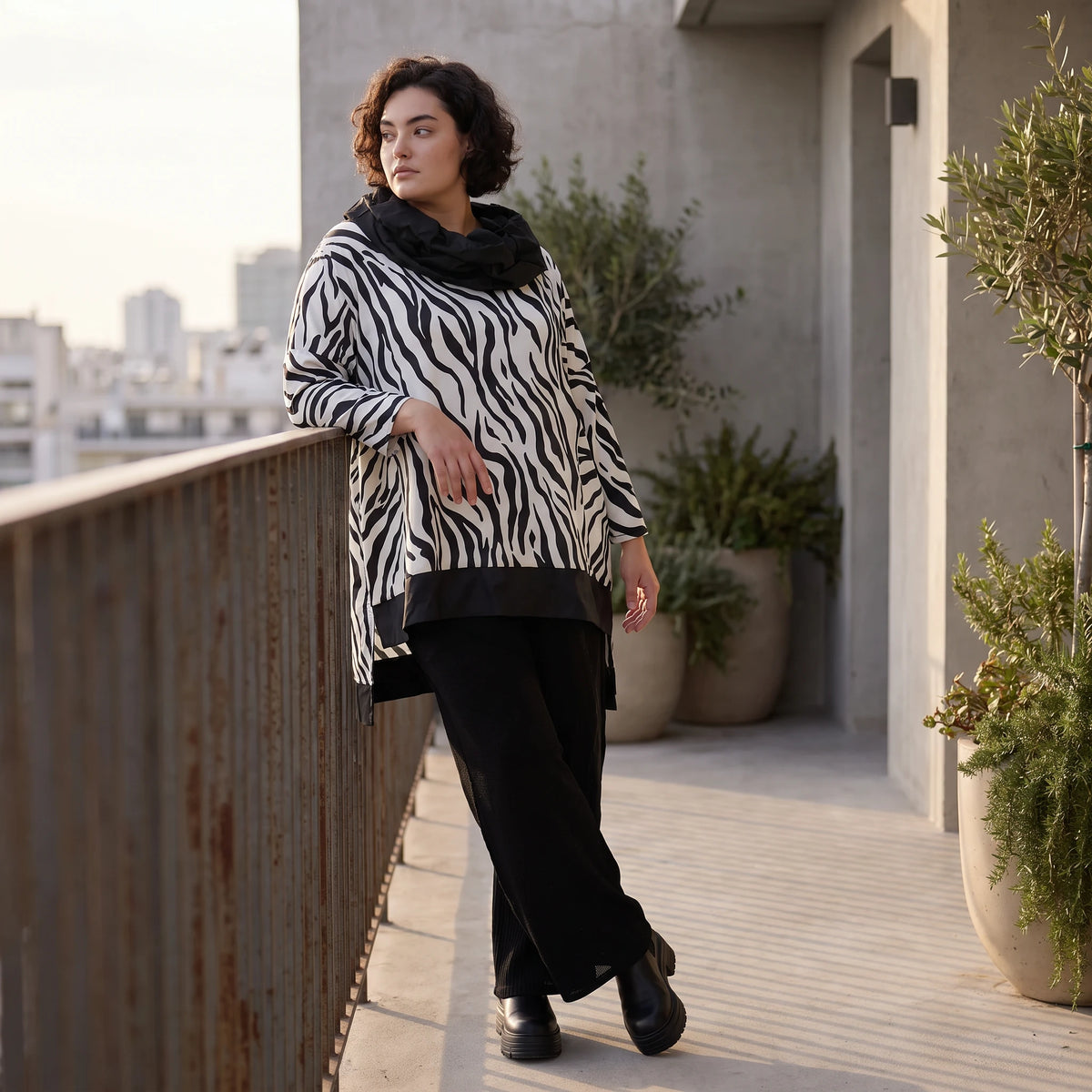 Damen Shirt Avantgarde Viskose Schwarz/Weiß, asymmetrisch, Langarm, Kapuze, Oversize große Größen – AKH Premium