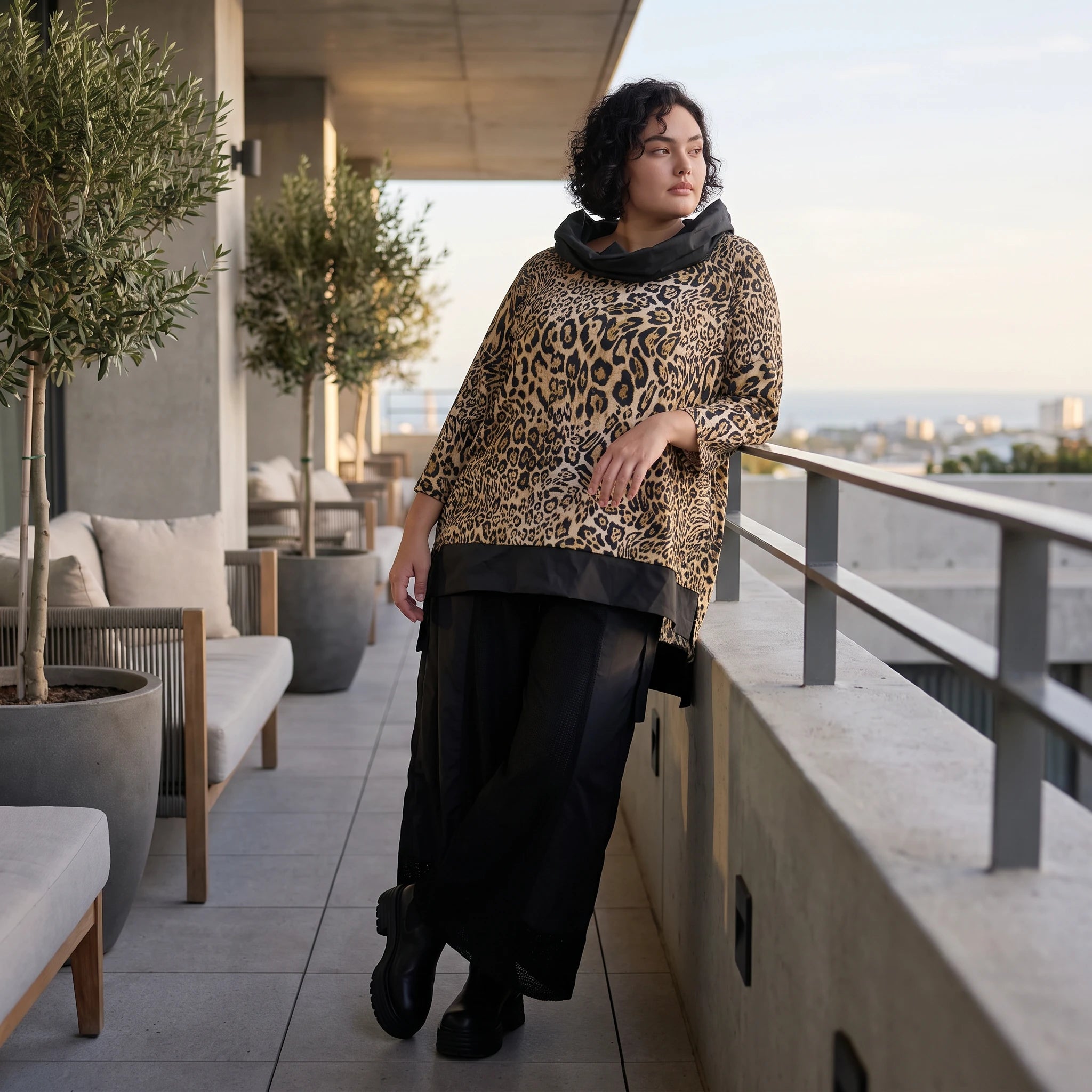 Damen Shirt Avantgarde Viskose Schwarz/Braun, asymmetrisch, Langarm, Kapuze, Oversize große Größen – AKH Premium
