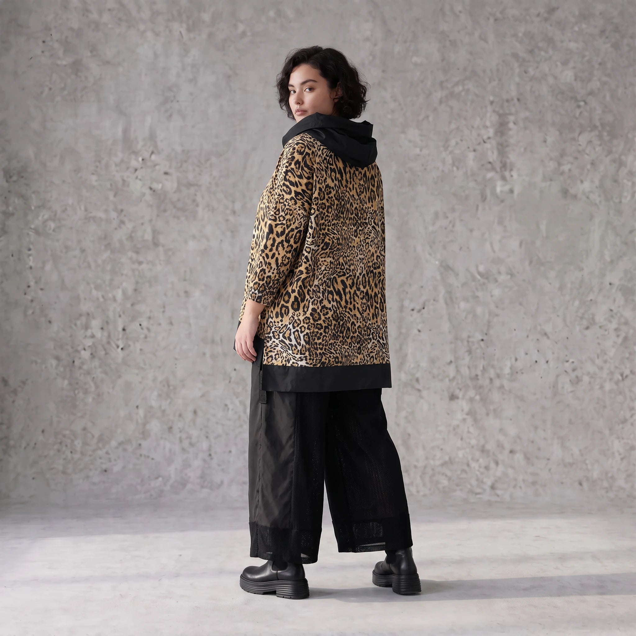 Damen Shirt Avantgarde Viskose Schwarz/Braun, asymmetrisch, Langarm, Kapuze, Oversize große Größen – AKH Premium