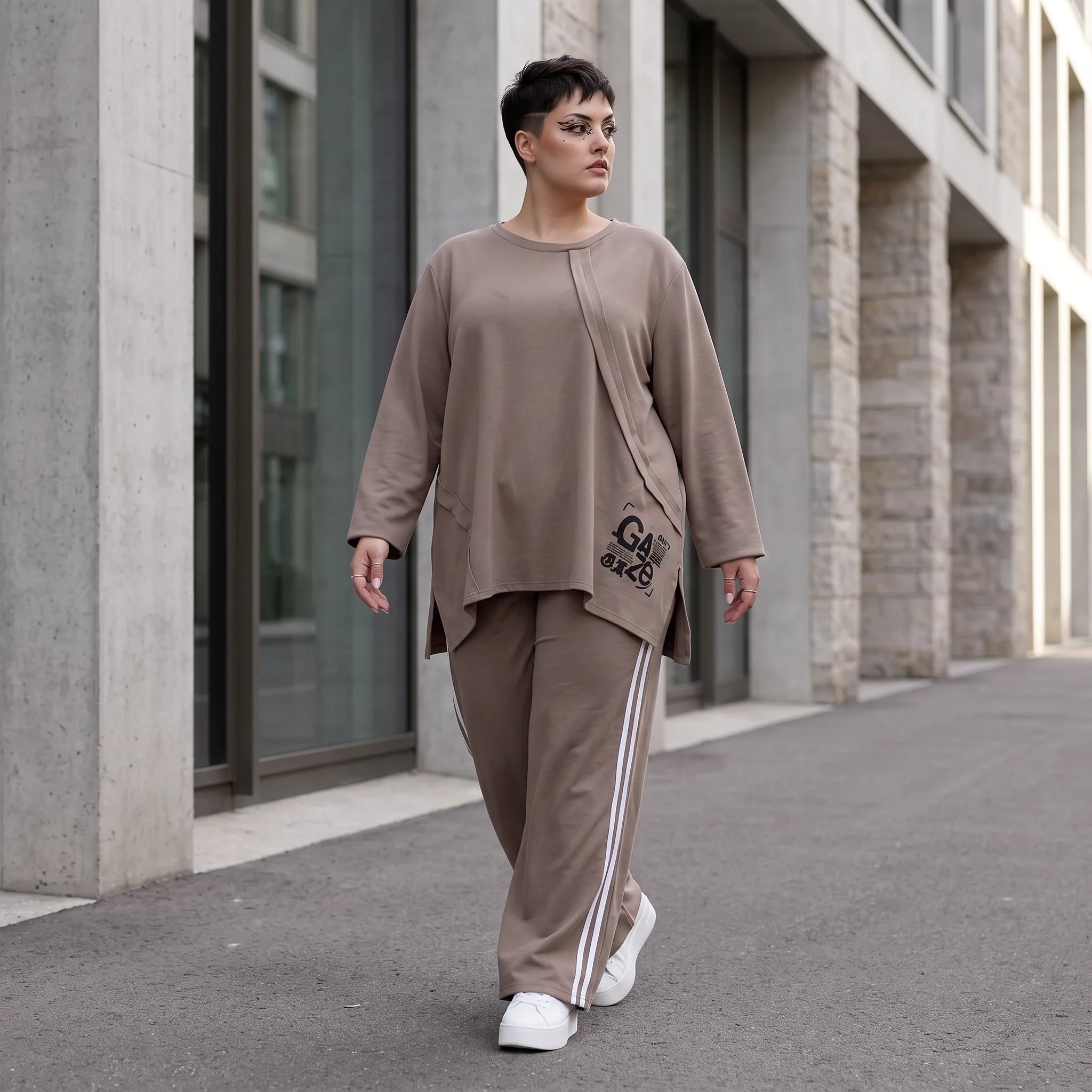 Longsleeve in Taupe aus French Terry mit Grafikprint und A-Linie im lässigen Streetstyle
