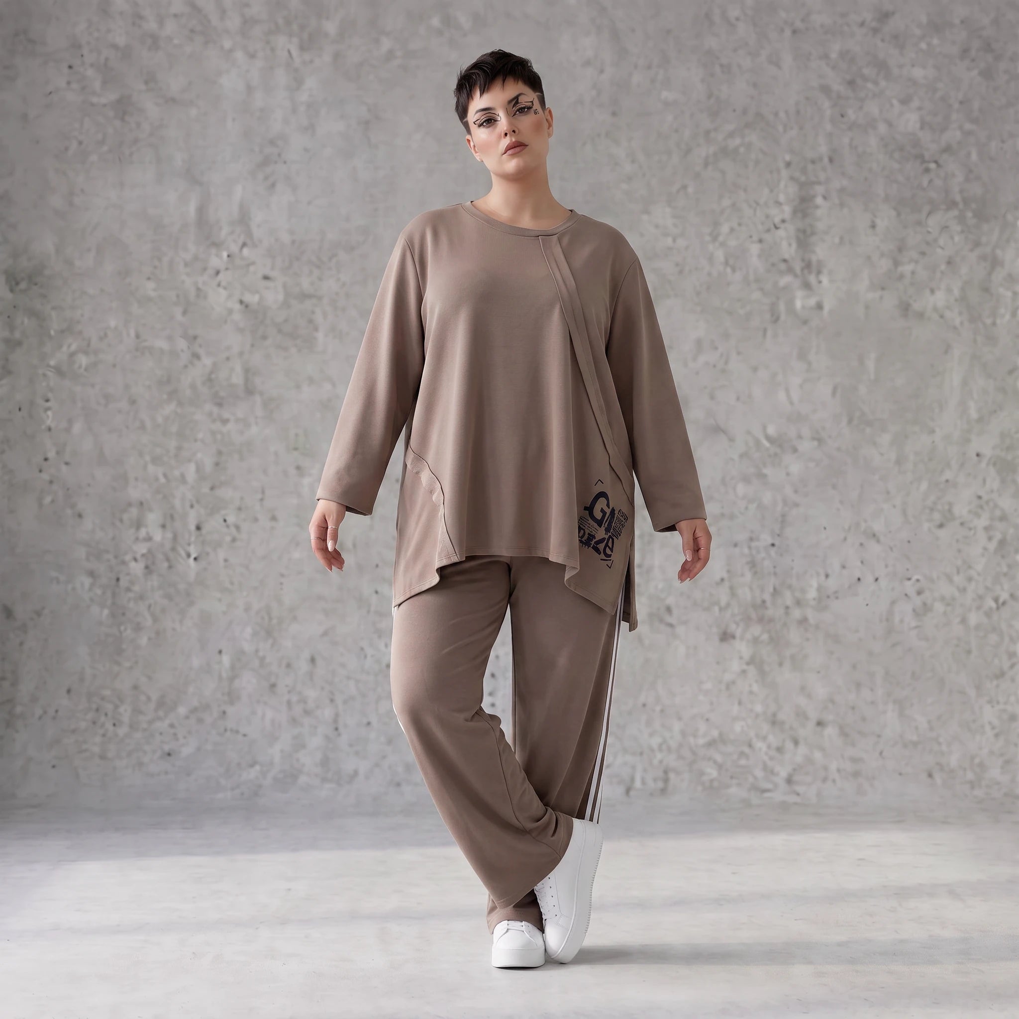 Longsleeve in Taupe aus French Terry mit Grafikprint und A-Linie im lässigen Streetstyle