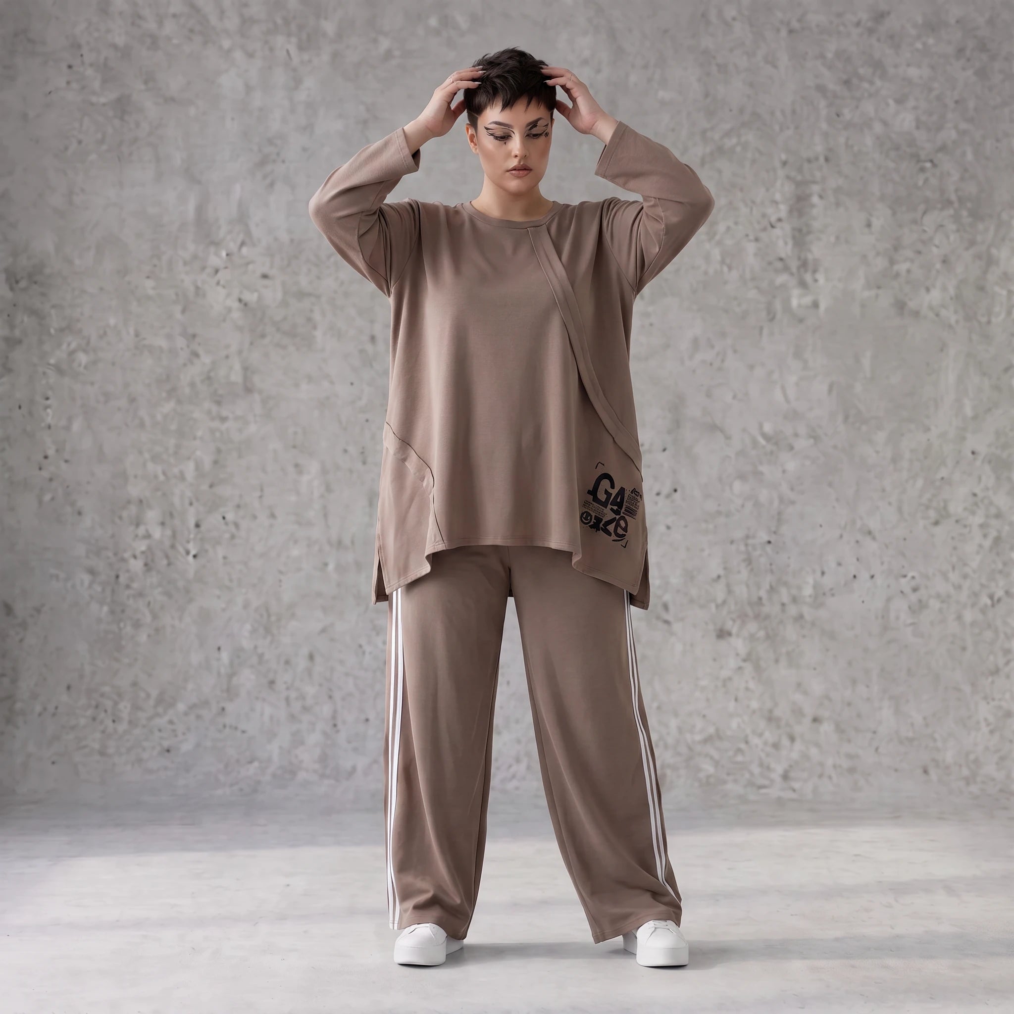 Longsleeve in Taupe aus French Terry mit Grafikprint und A-Linie im lässigen Streetstyle