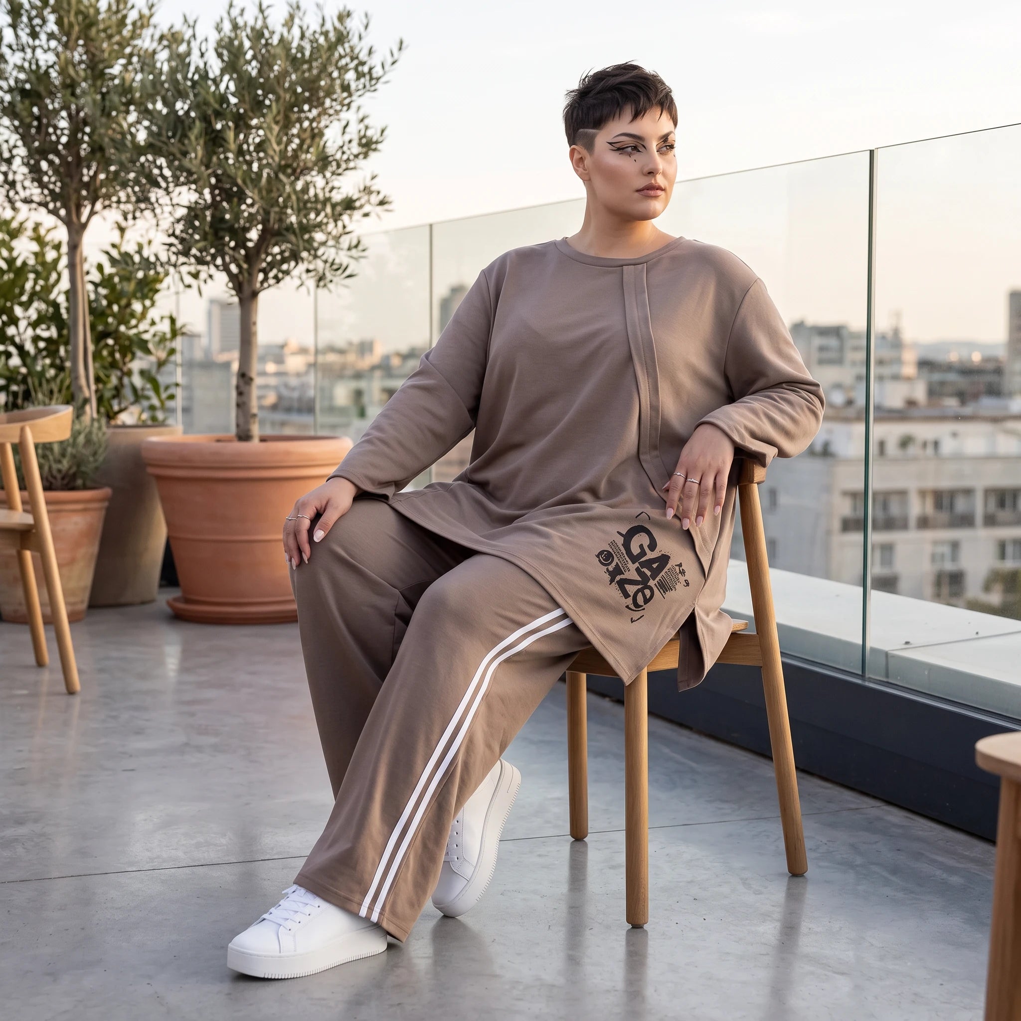 Longsleeve in Taupe aus French Terry mit Grafikprint und A-Linie im lässigen Streetstyle