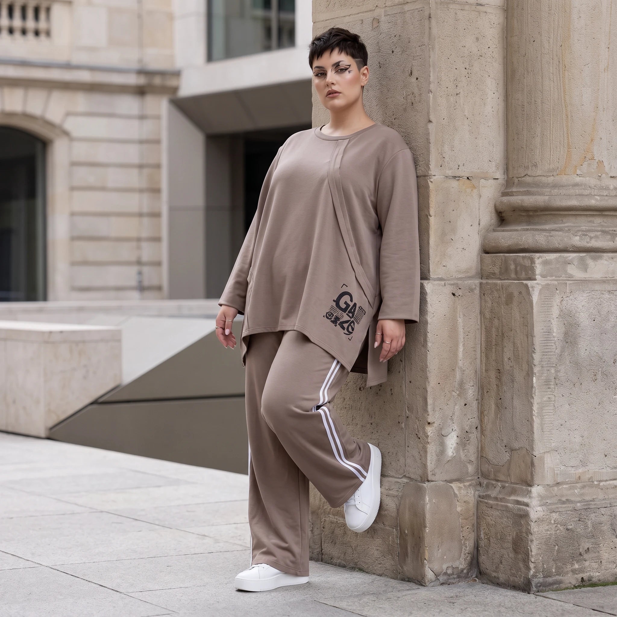 Longsleeve in Taupe aus French Terry mit Grafikprint und A-Linie im lässigen Streetstyle