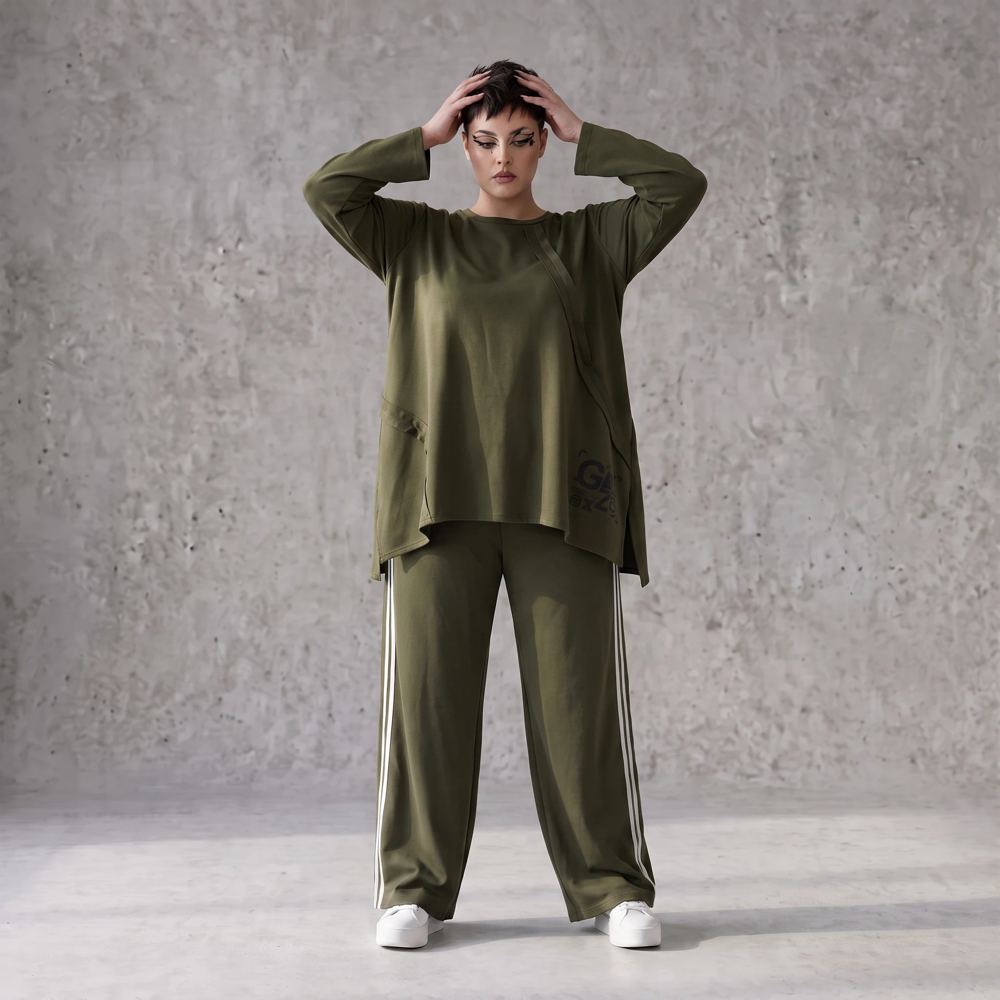 Langarmshirt in A-Linie aus French Terry mit Grafikprint und außenliegenden Ziernähten