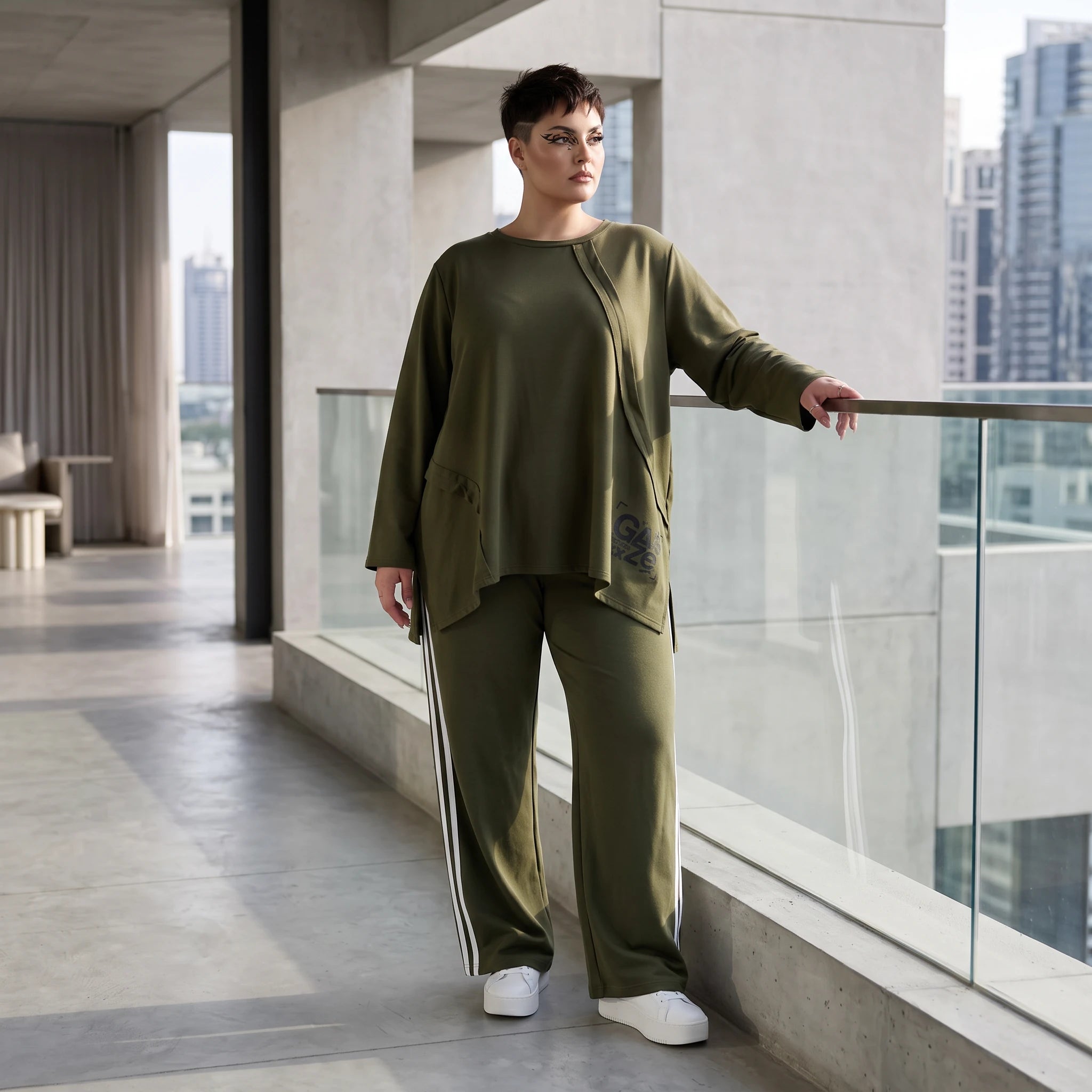 Langarmshirt in A-Linie aus French Terry mit Grafikprint und außenliegenden Ziernähten
