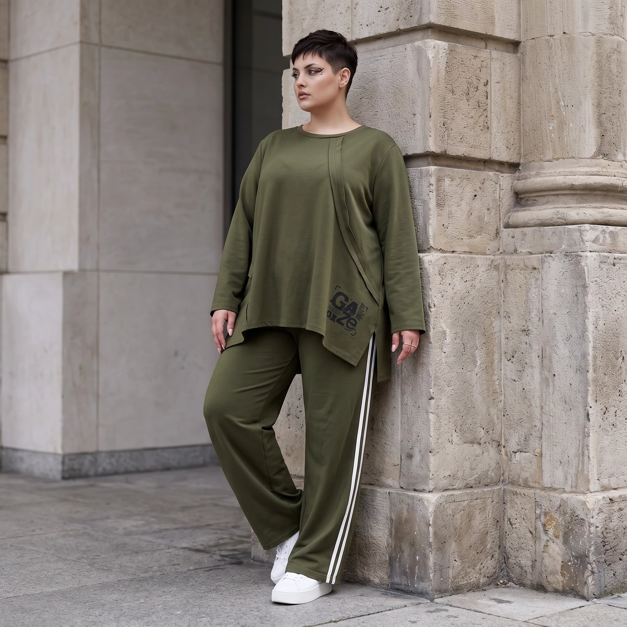 Langarmshirt in A-Linie aus French Terry mit Grafikprint und außenliegenden Ziernähten