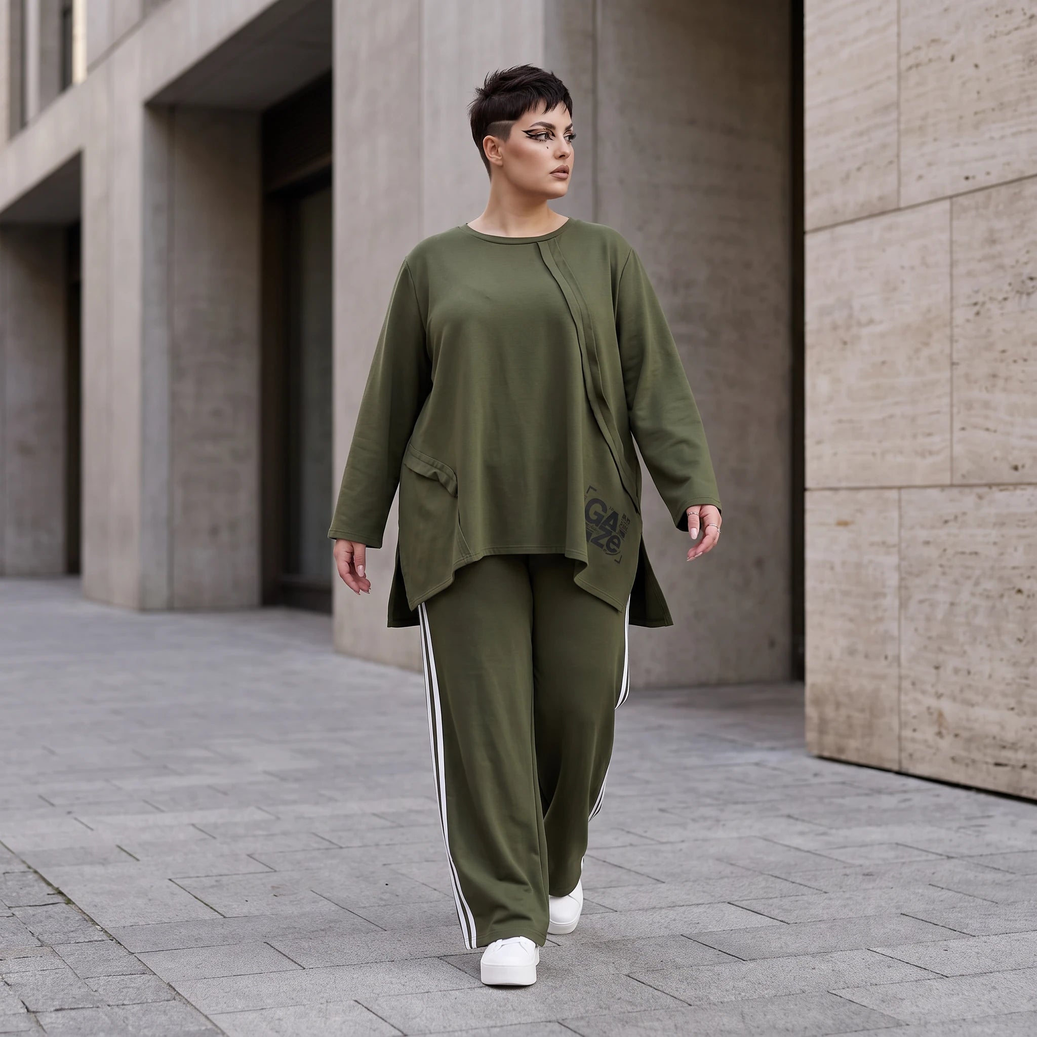 Langarmshirt in A-Linie aus French Terry mit Grafikprint und außenliegenden Ziernähten