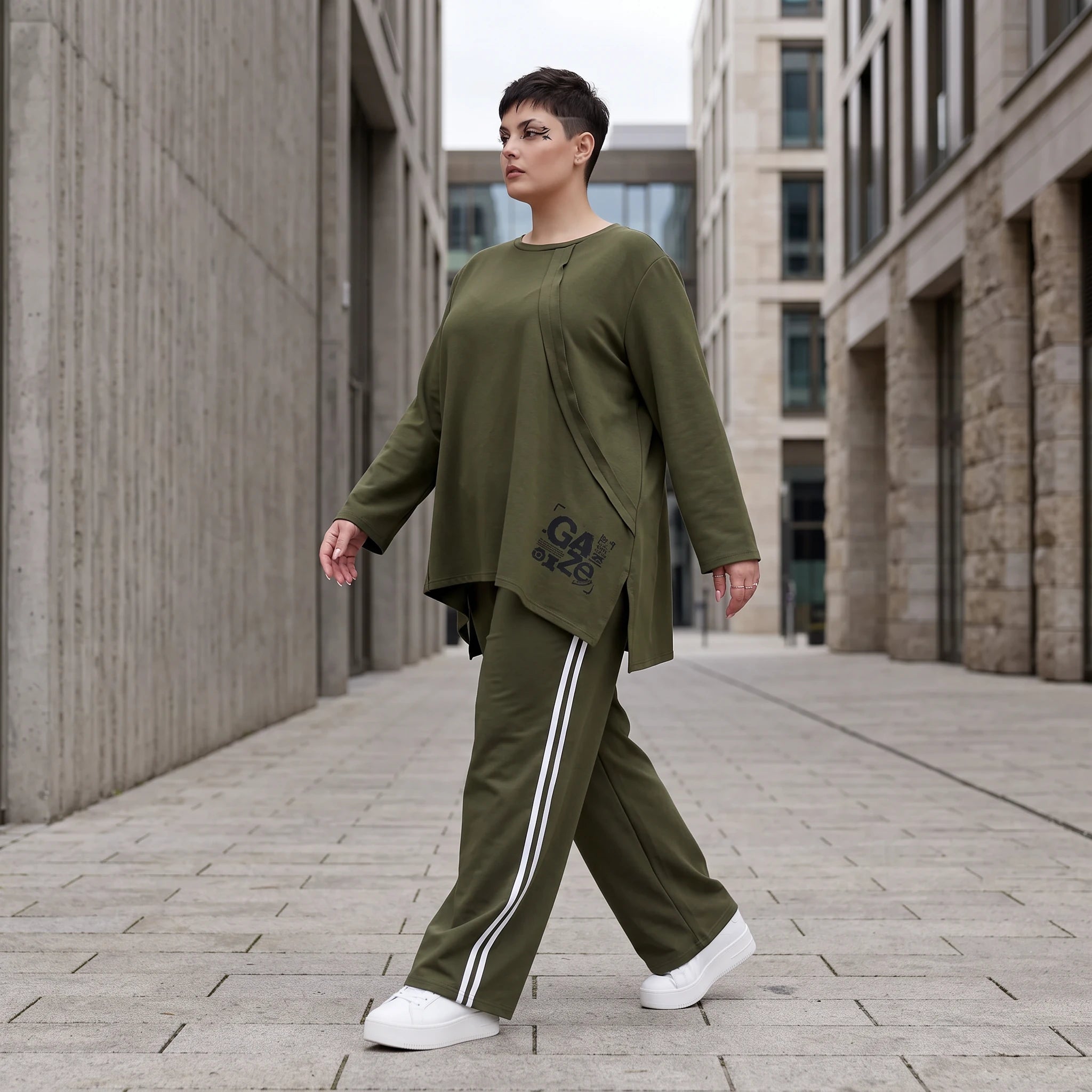 Langarmshirt in A-Linie aus French Terry mit Grafikprint und außenliegenden Ziernähten