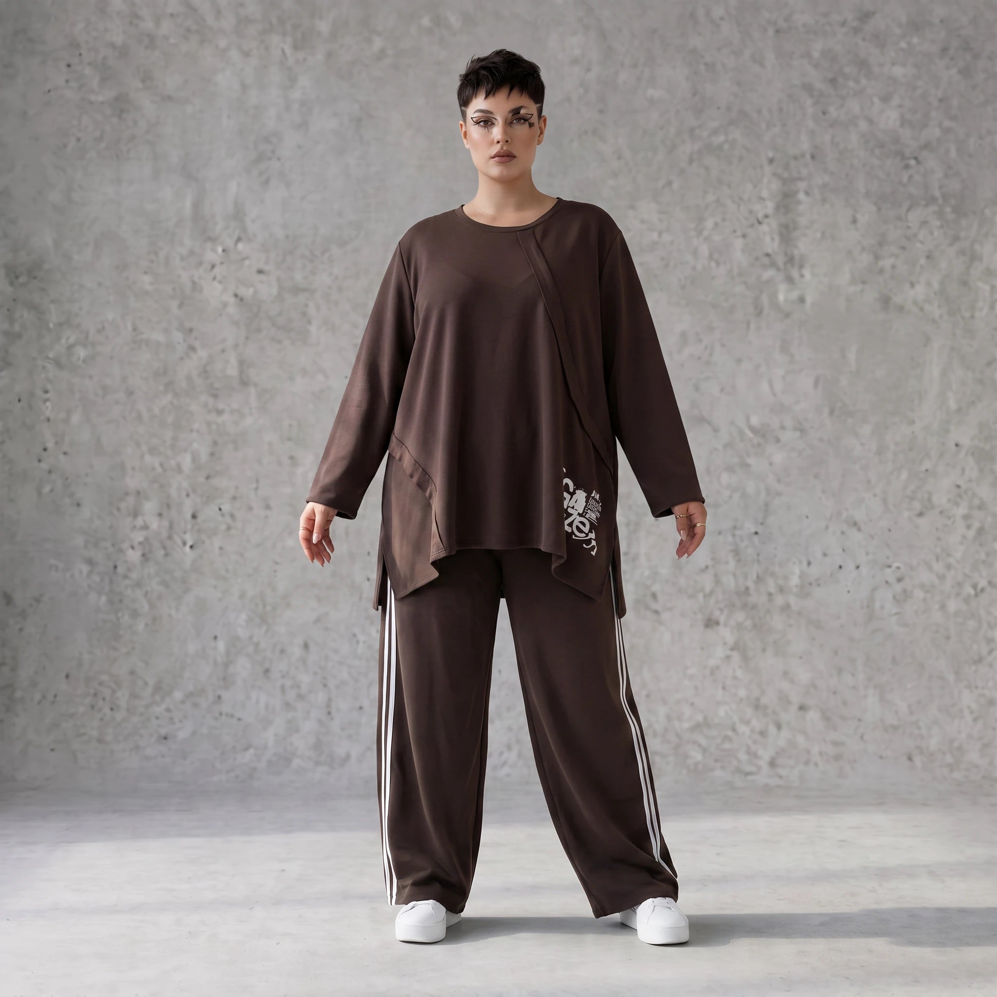 Braunes Langarmshirt in lockerer A-Linie aus French Terry mit Grafikprint Außennähten
