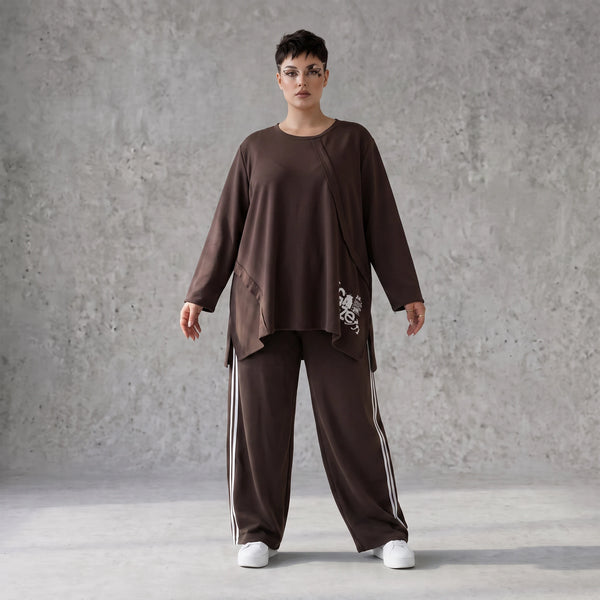 Braunes Langarmshirt in lockerer A-Linie aus French Terry mit Grafikprint Außennähten