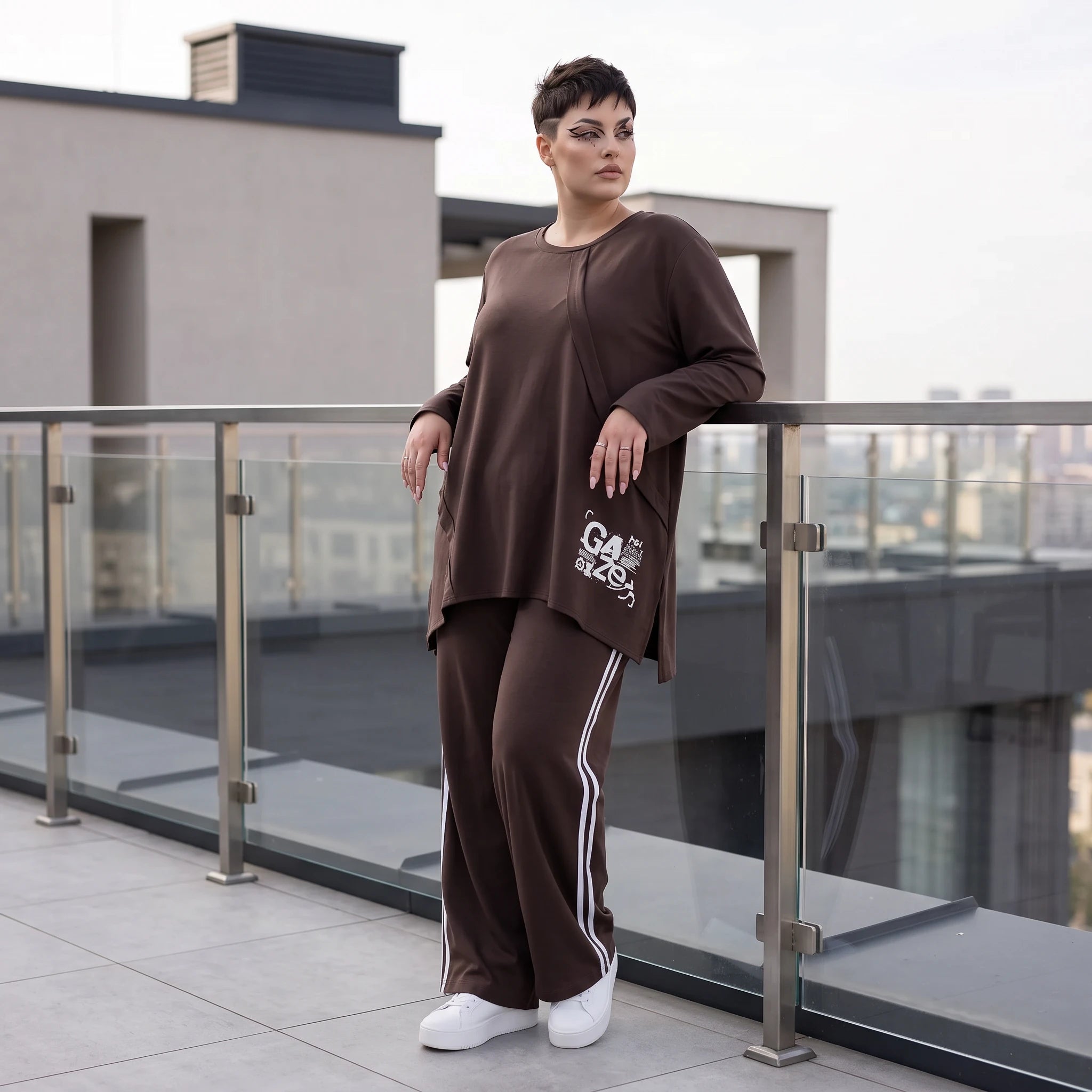 Braunes Langarmshirt in lockerer A-Linie aus French Terry mit Grafikprint Außennähten