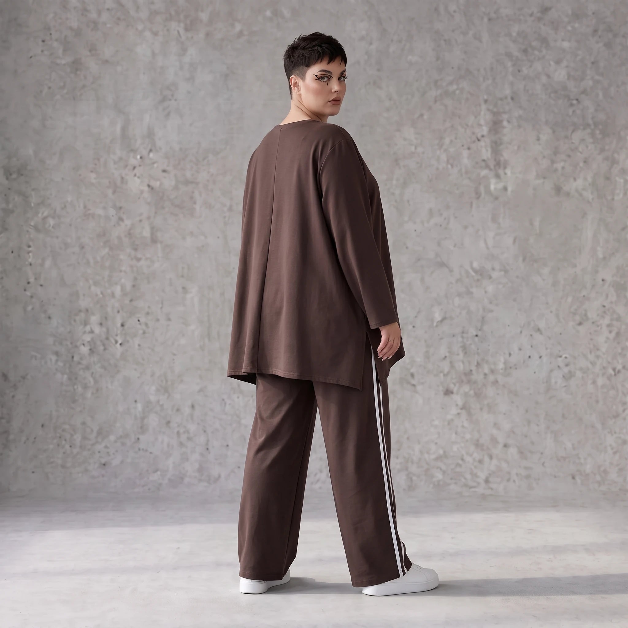 Braunes Langarmshirt in lockerer A-Linie aus French Terry mit Grafikprint Außennähten