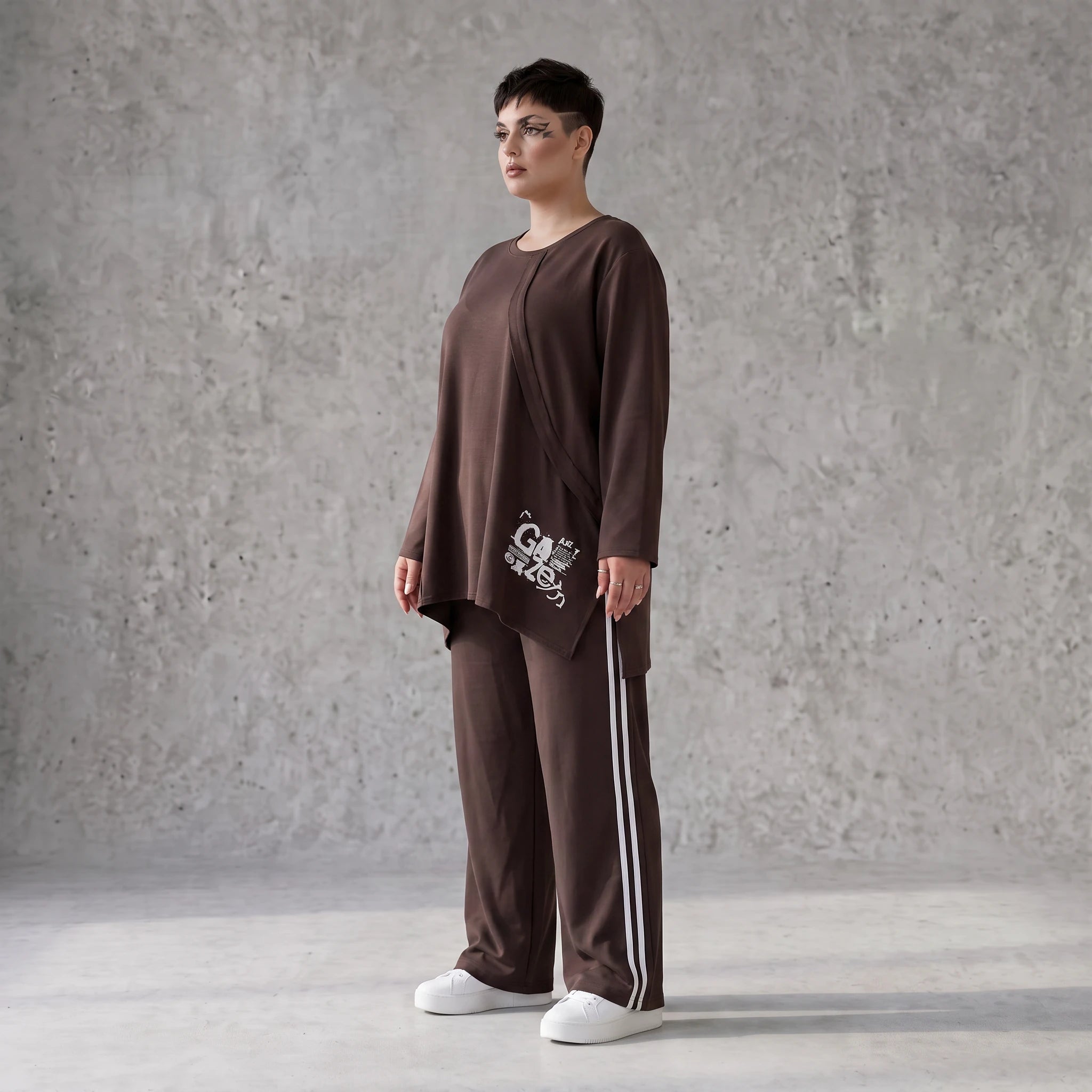Braunes Langarmshirt in lockerer A-Linie aus French Terry mit Grafikprint Außennähten