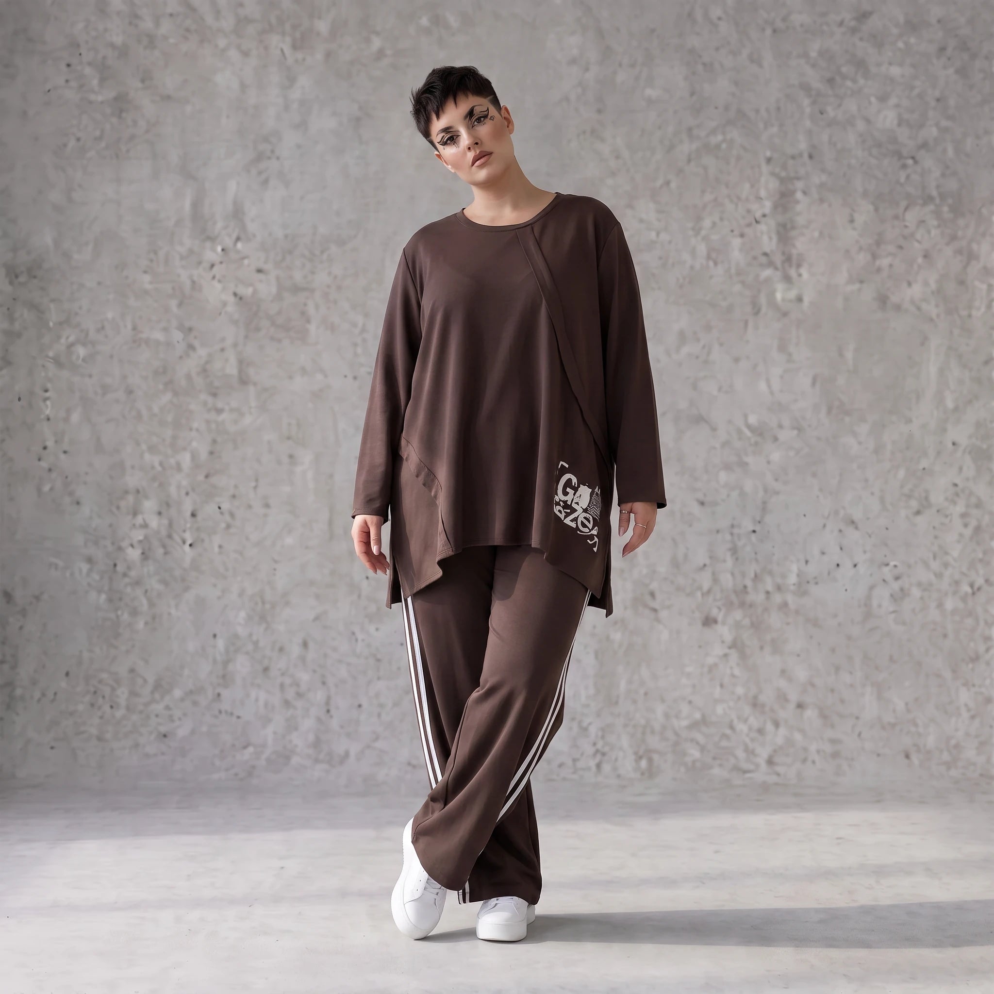 Braunes Langarmshirt in lockerer A-Linie aus French Terry mit Grafikprint Außennähten