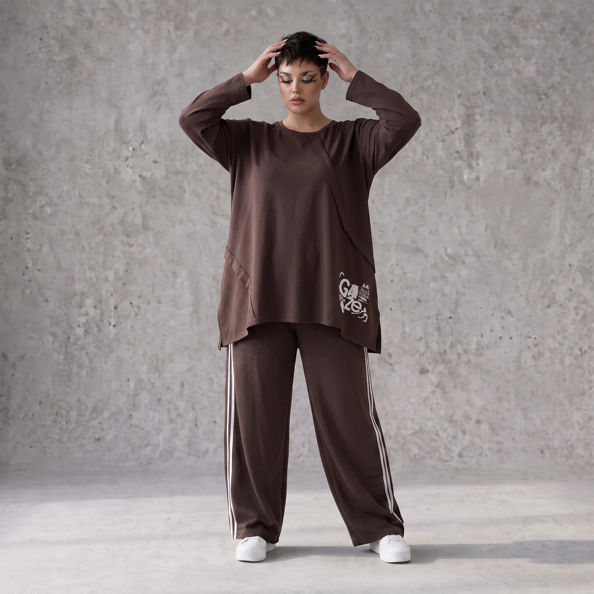 Braunes Langarmshirt in lockerer A-Linie aus French Terry mit Grafikprint Außennähten