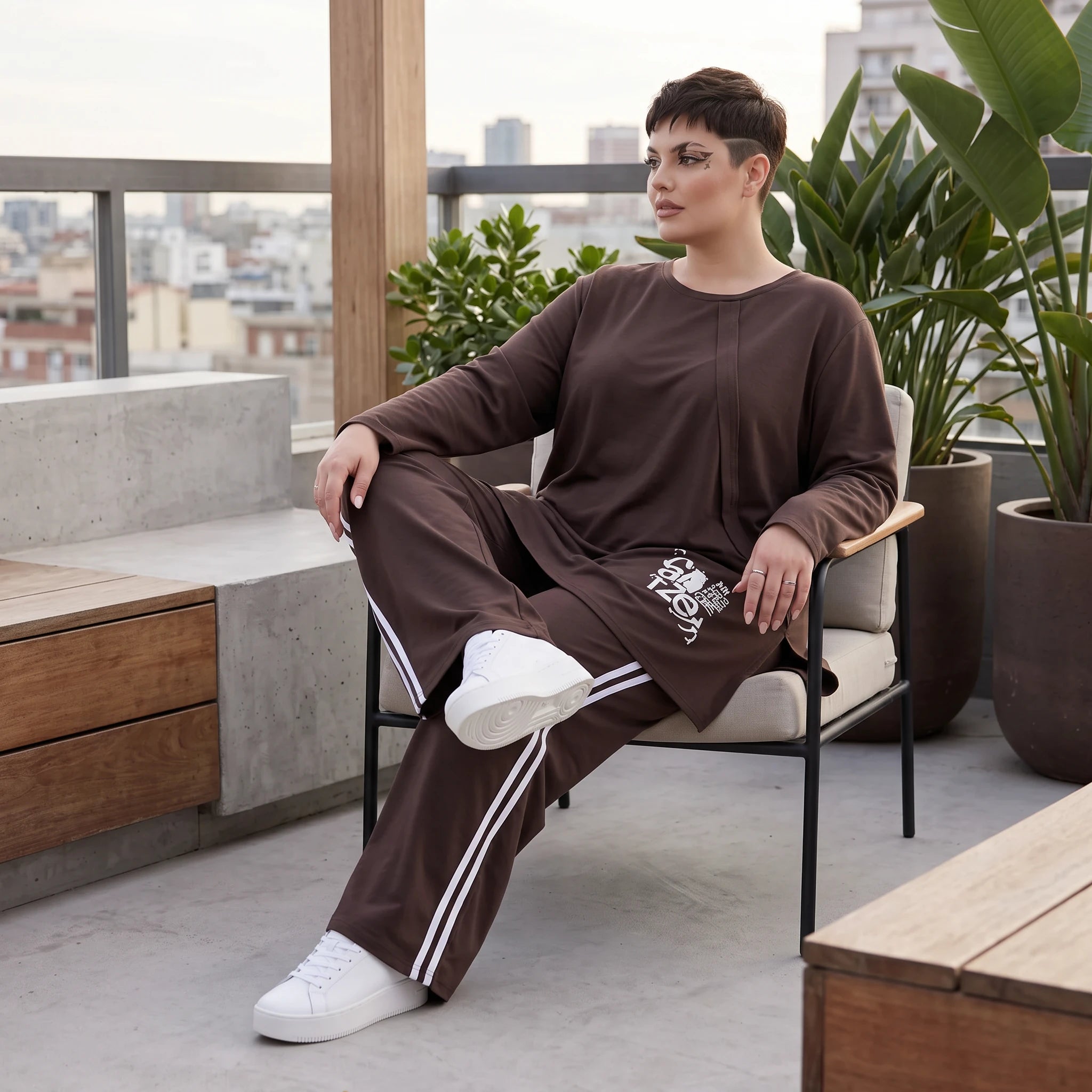 Braunes Langarmshirt in lockerer A-Linie aus French Terry mit Grafikprint Außennähten