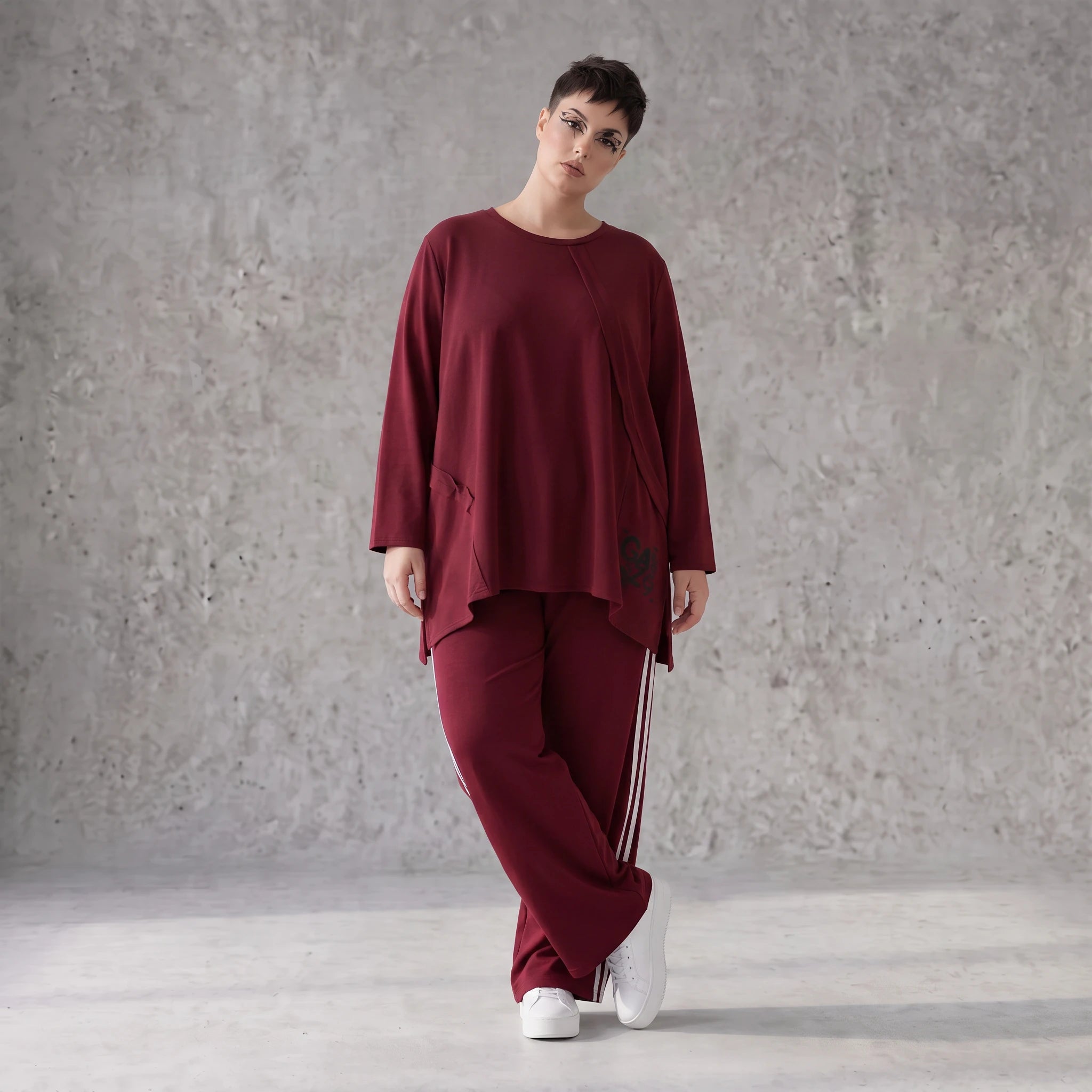 Bordeaux Langarmshirt in A-Linie aus French Terry mit Außennähten und Grafikprintdetail