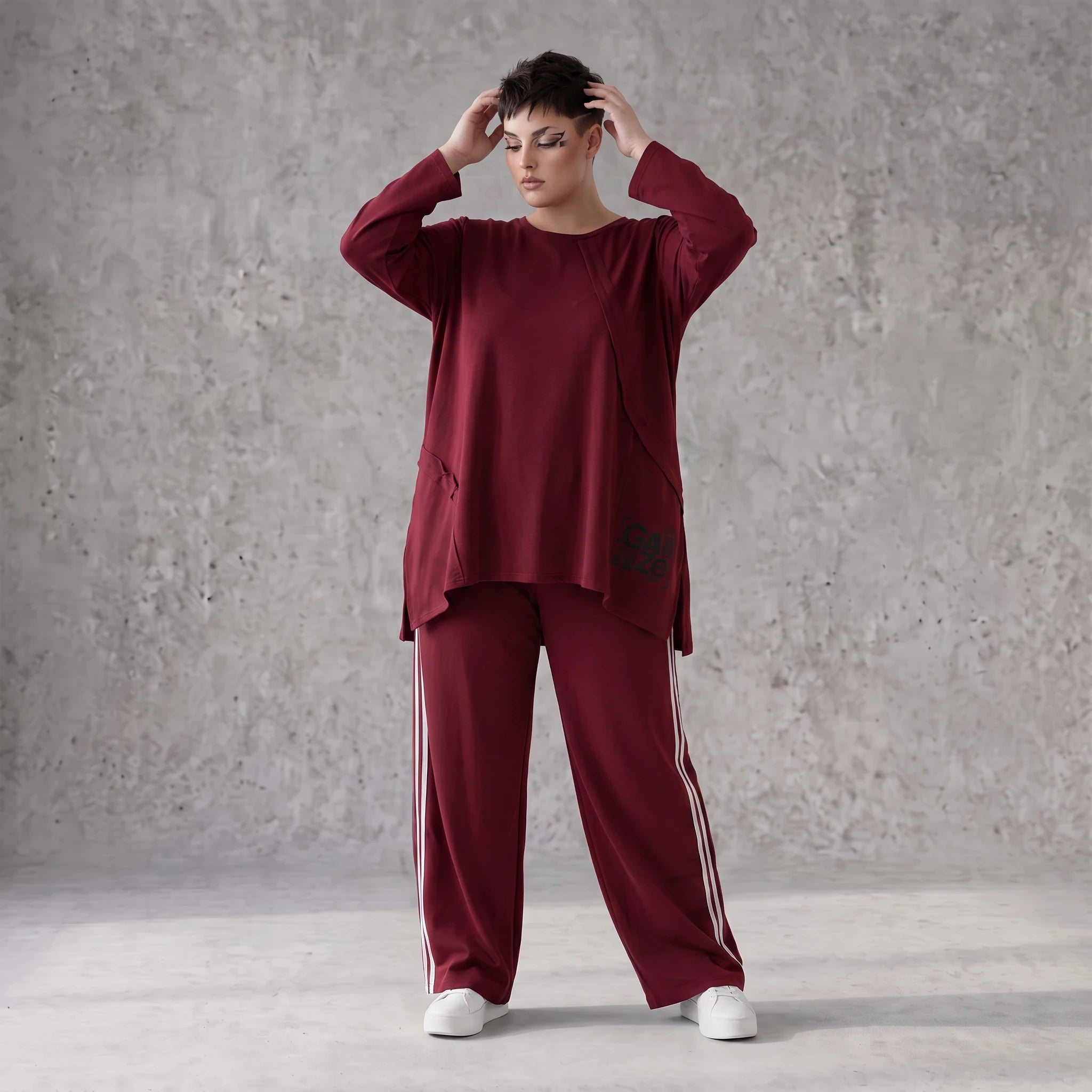 Bordeaux Langarmshirt in A-Linie aus French Terry mit Außennähten und Grafikprintdetail